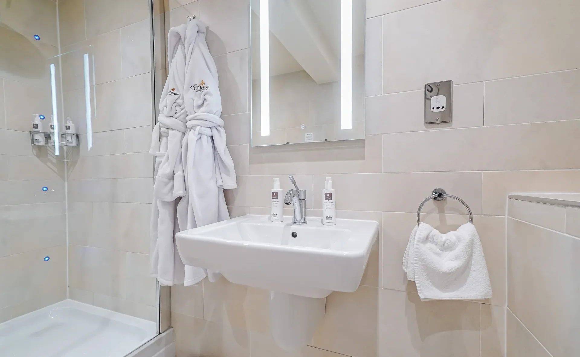 cranleigh-hotel-room-1-bathroom-shower-DSC09772.webp