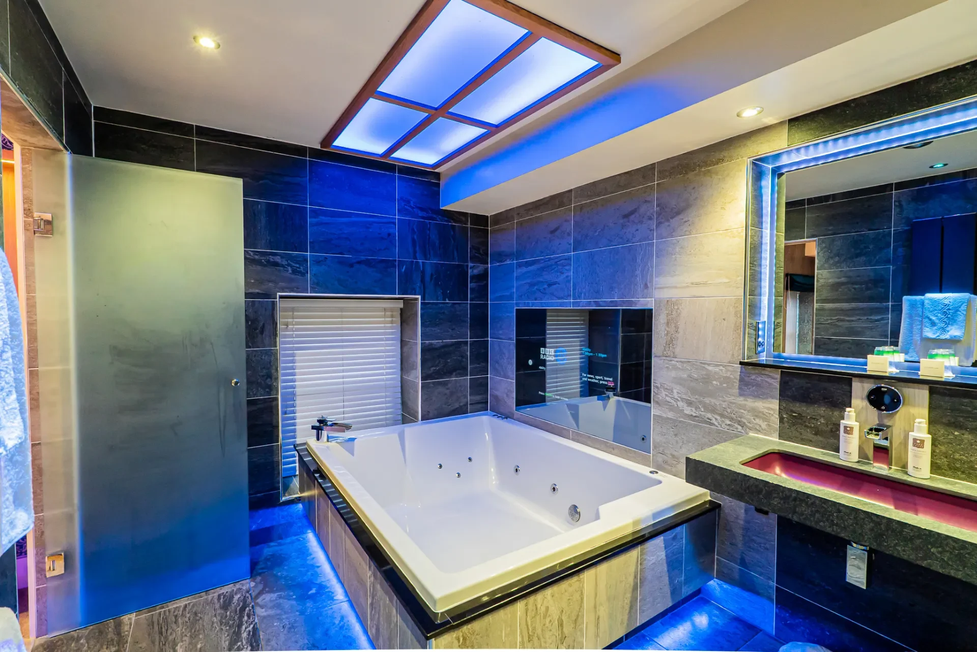 church-suite-opulence-suite-bathroom-spa-bath-DSC08966.webp