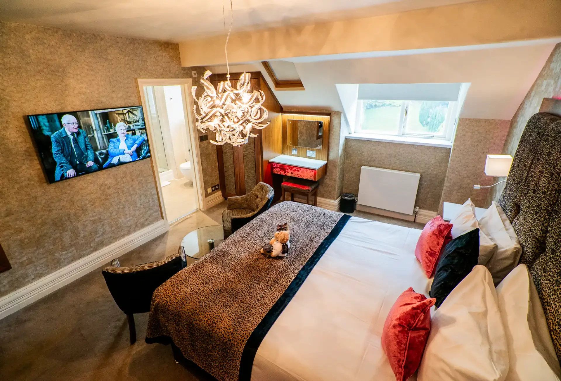 One of our many luxury hotel rooms