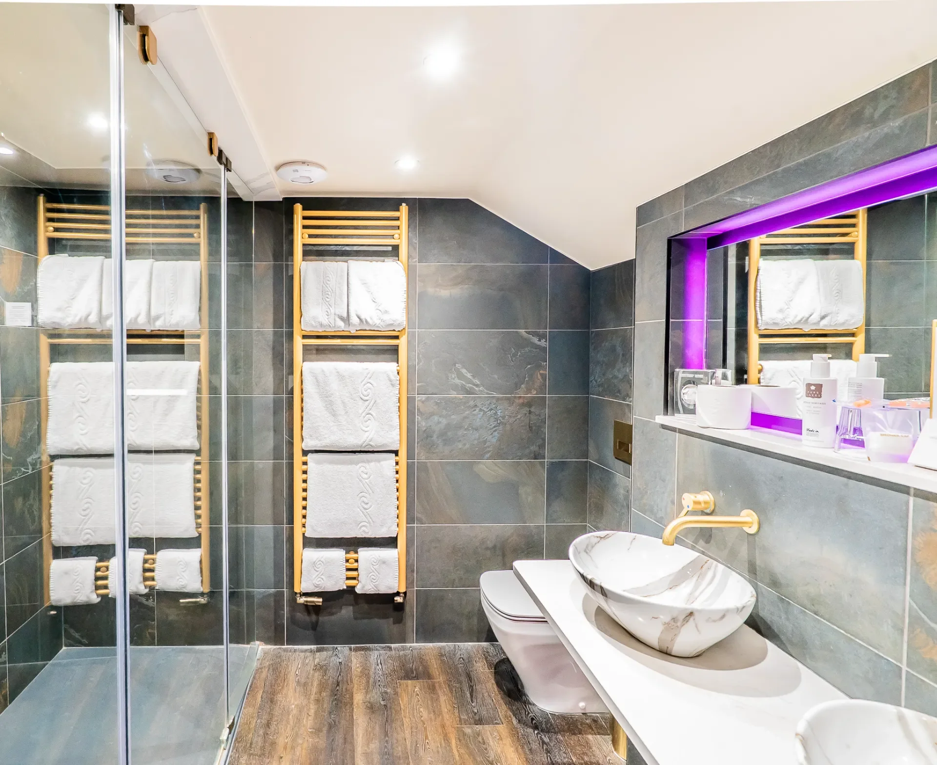 Cranleigh Hotel-Seduction Suite-luxury-bathroom-DSC09901.webp