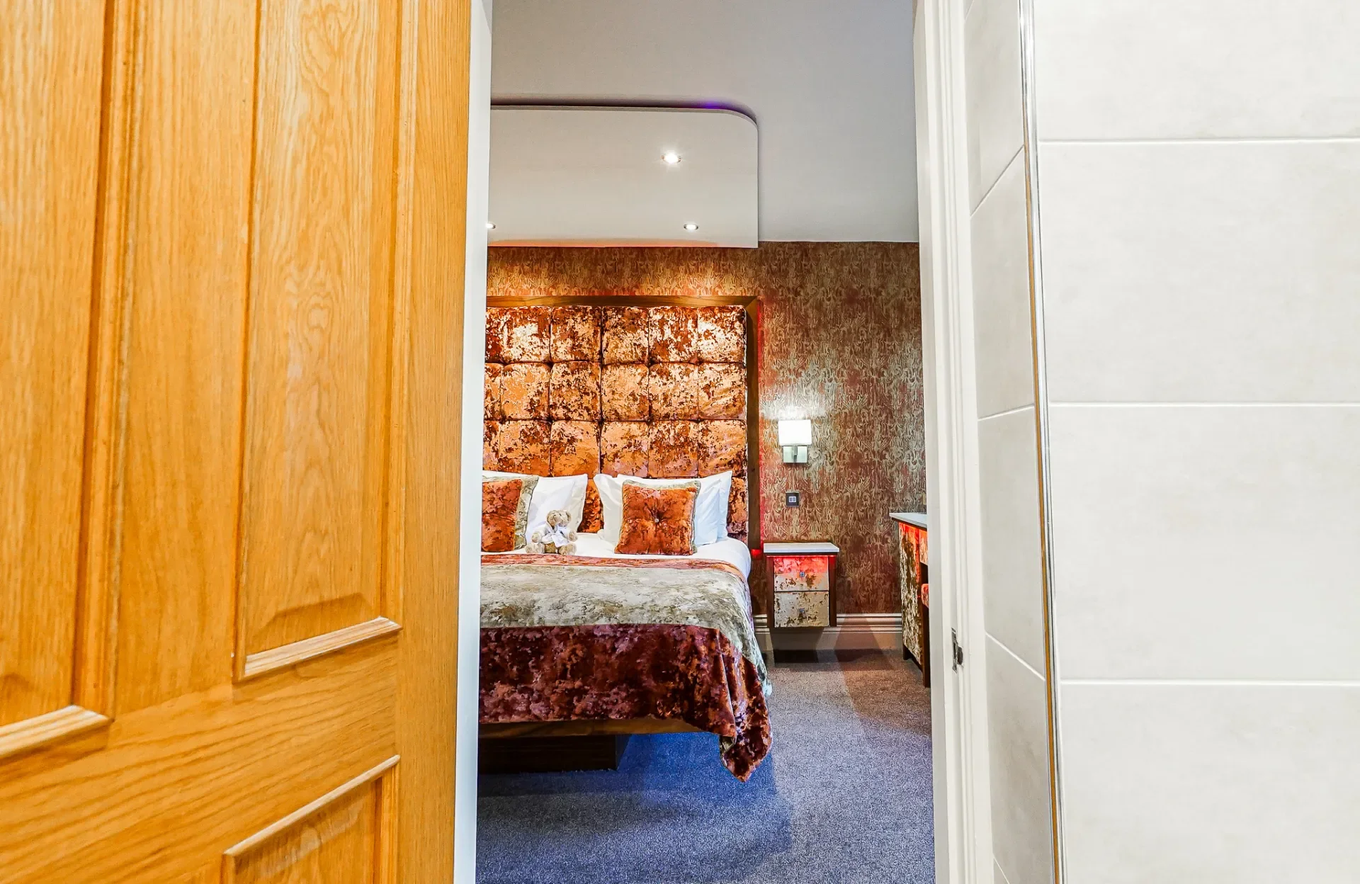 cranleigh-hotel-luxury-room-king-size-bed-DSC09857.webp