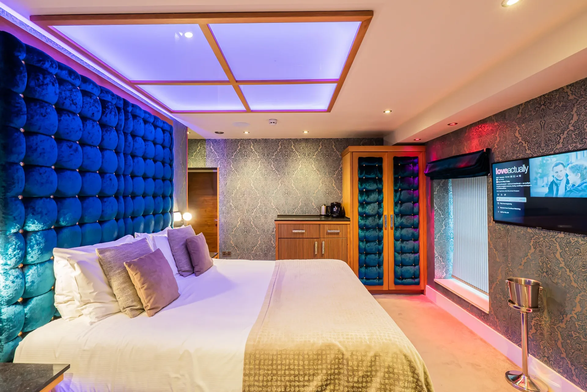 Cranleigh Boutique-Opulence Suite-smart-tv-bowness-DSC08919.webp