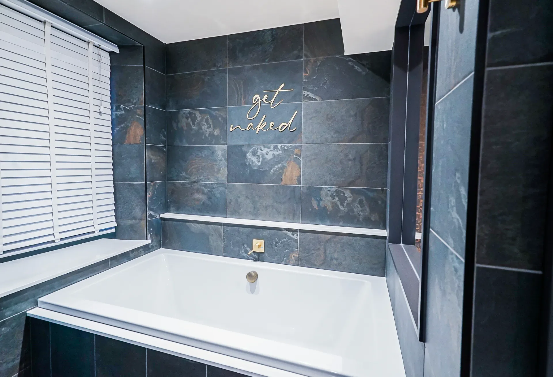 Cranleigh Hotel-Seduction Suite-luxury-bath-DSC09921.webp