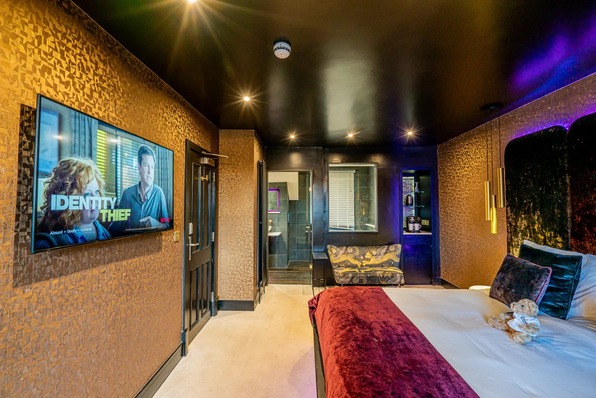 Cranleigh Hotel-Seduction Suite-Super King Size-bed-DSC09898.webp