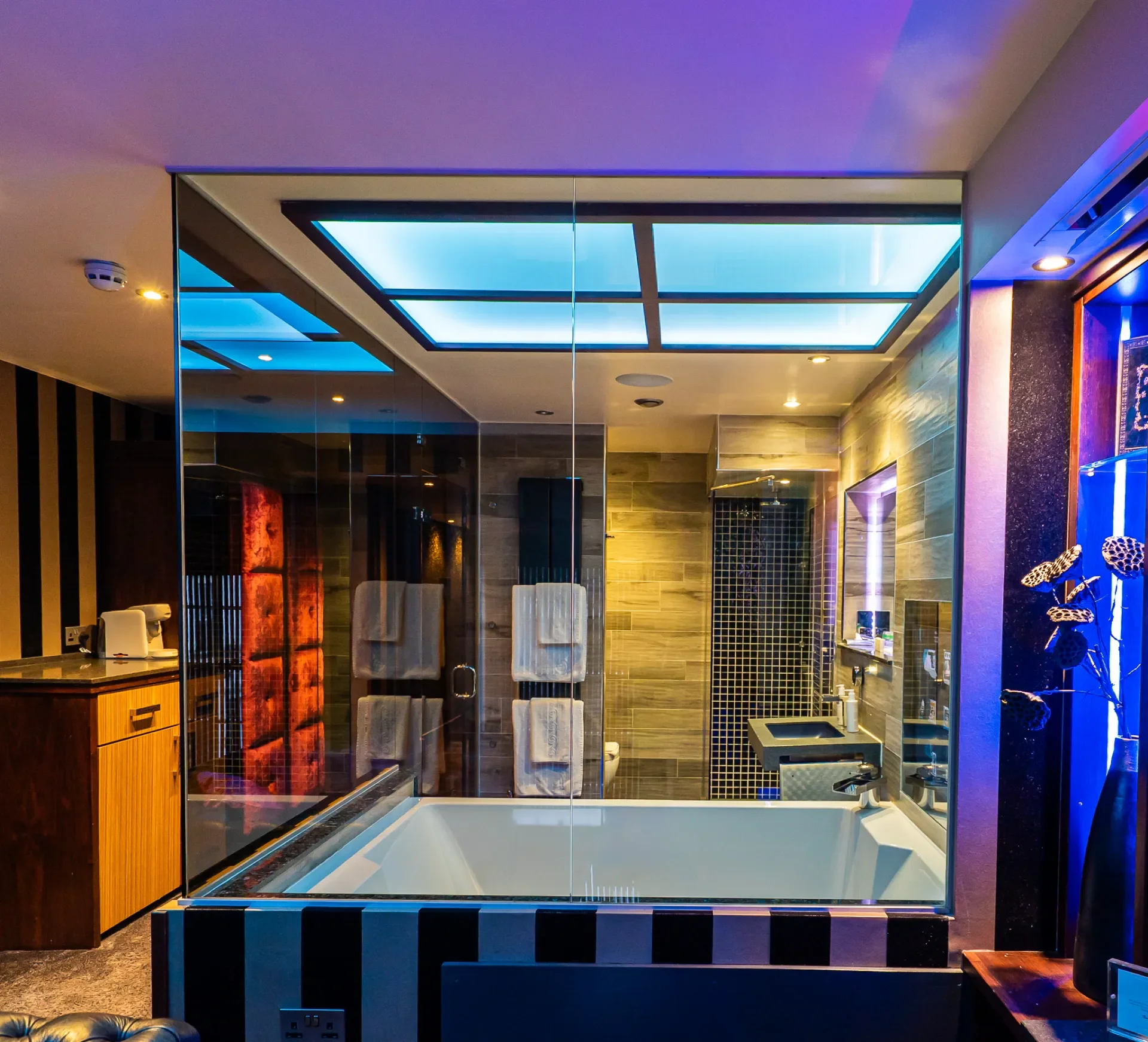 Cranleigh Boutique-Fantasy Suite-super kingsize bed-luxury-rooms-bath-DSC09075.webp