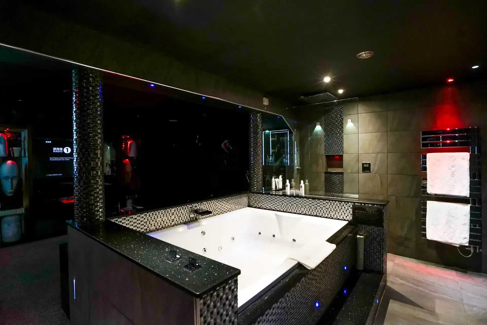 hideout boutique house super spa bath bar tv windermere