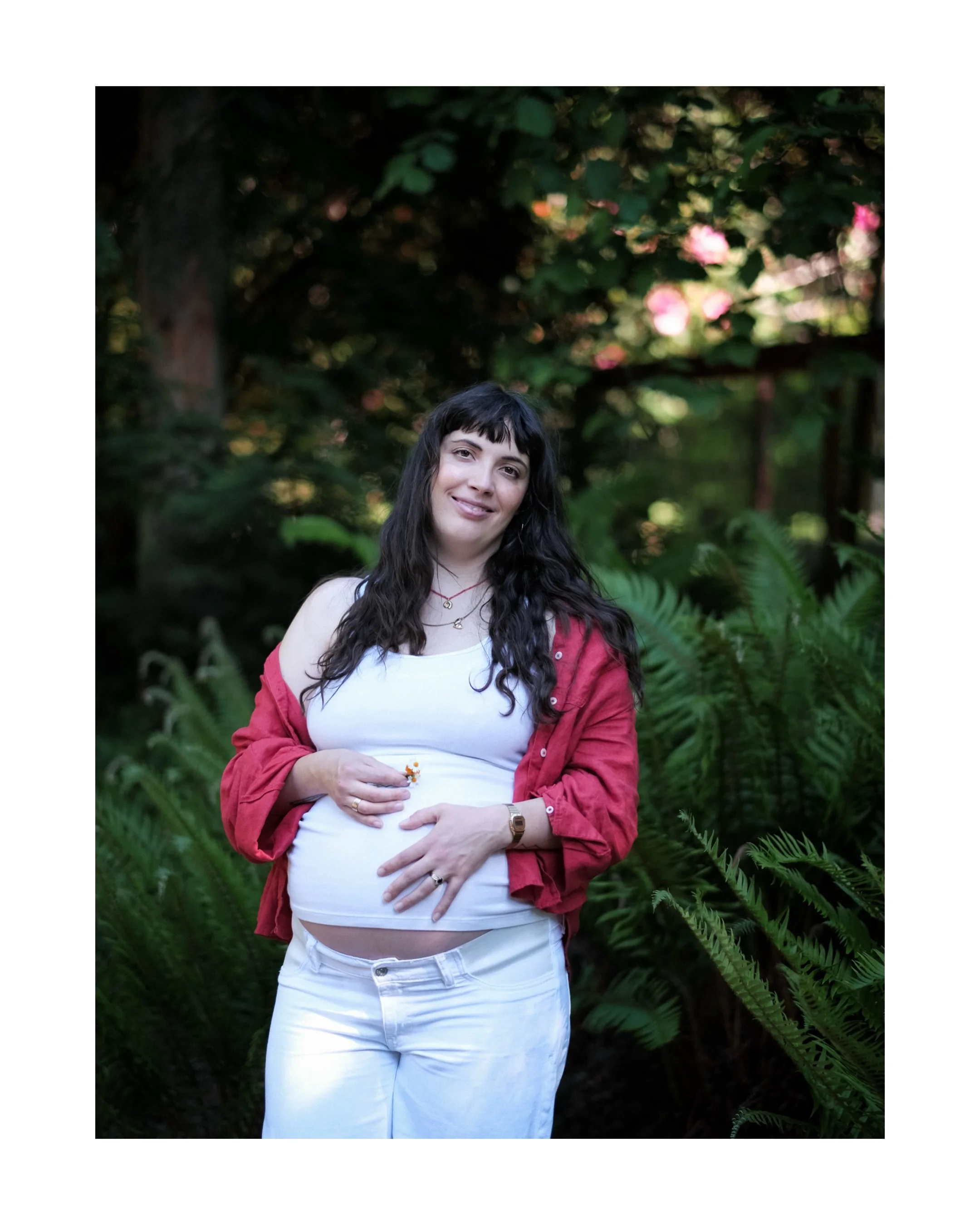 Sally and her family savoring this sweet time before they become a party of 4 ✨✨✨✨

#haleyhillsphoto #vashonisland #vashonphotographer #vashonmaternity