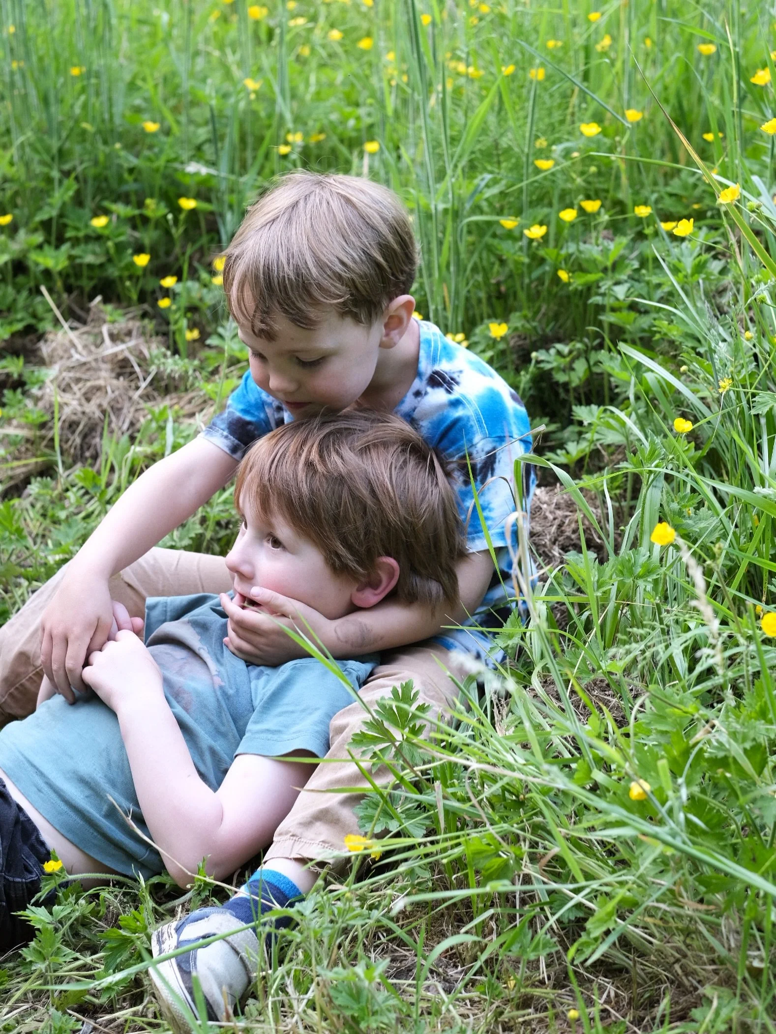 A tender moment between 5 year old besties ❤️ 

Raising boys in this world is not for the faint of heart, it&rsquo;s an honor, a privilege, and a massive responsibility to raise them with sweetness. A more manageable task when you have like minded mo
