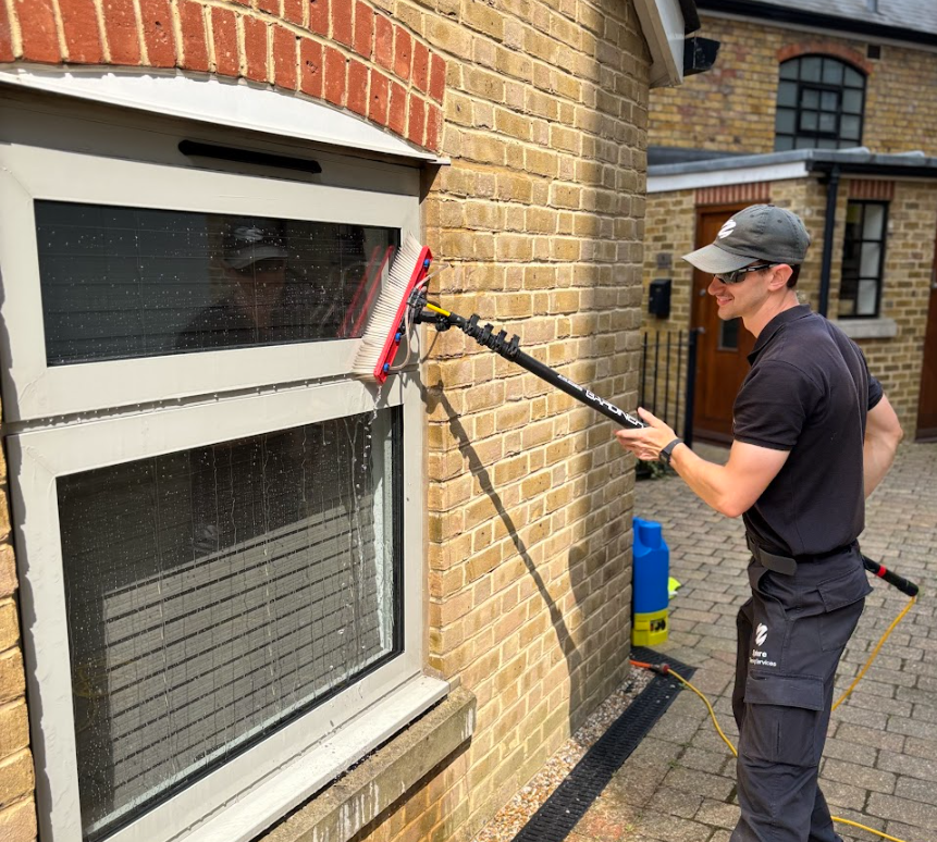 Window cleaner in Sandwich