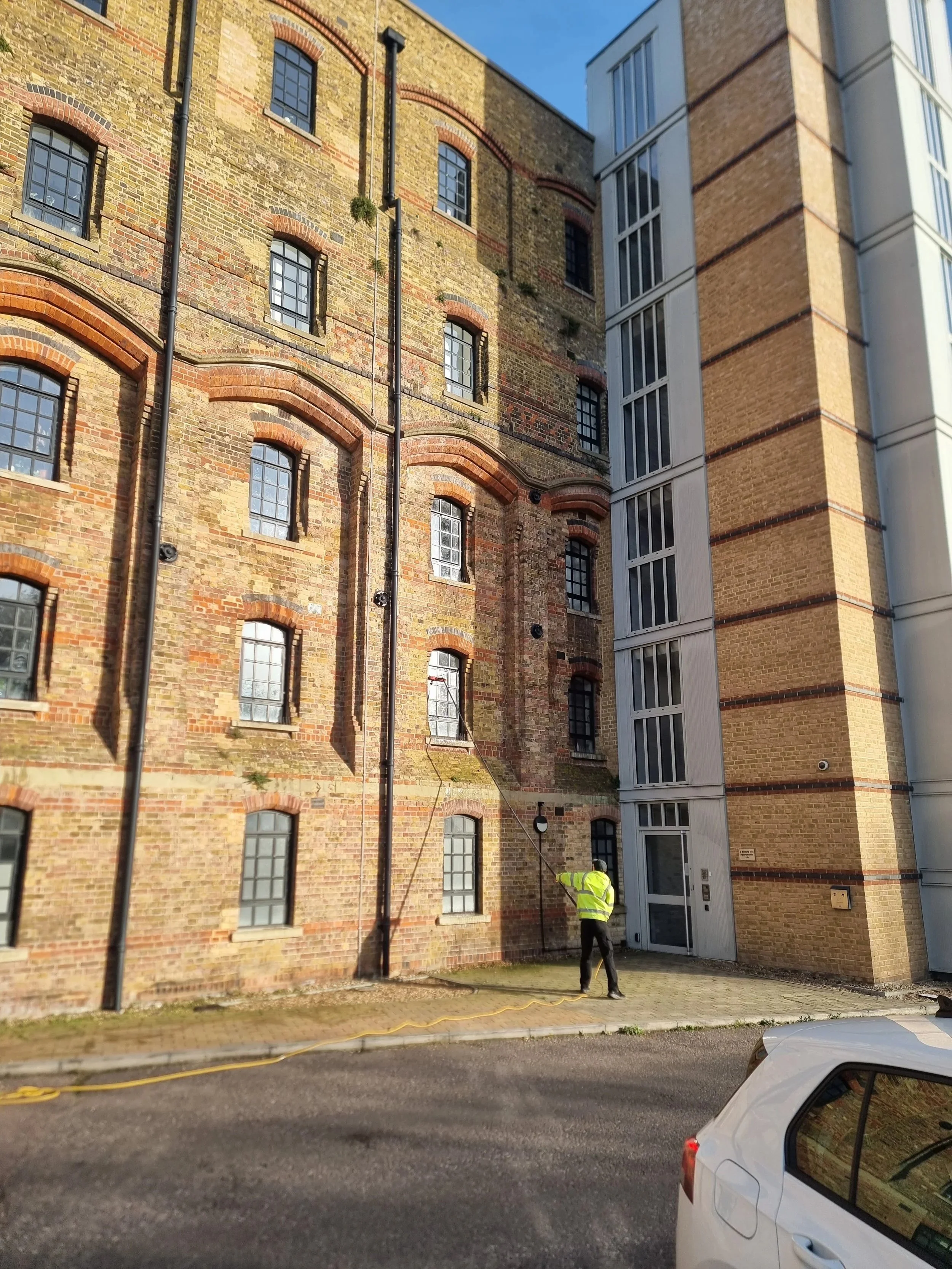Window cleaner for a block of flats/apartments