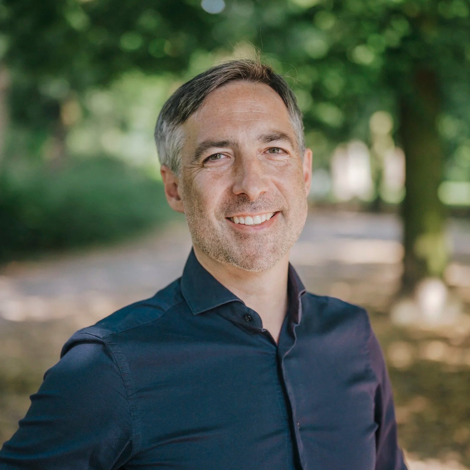 Porträt von Tobias Betz im Grünen