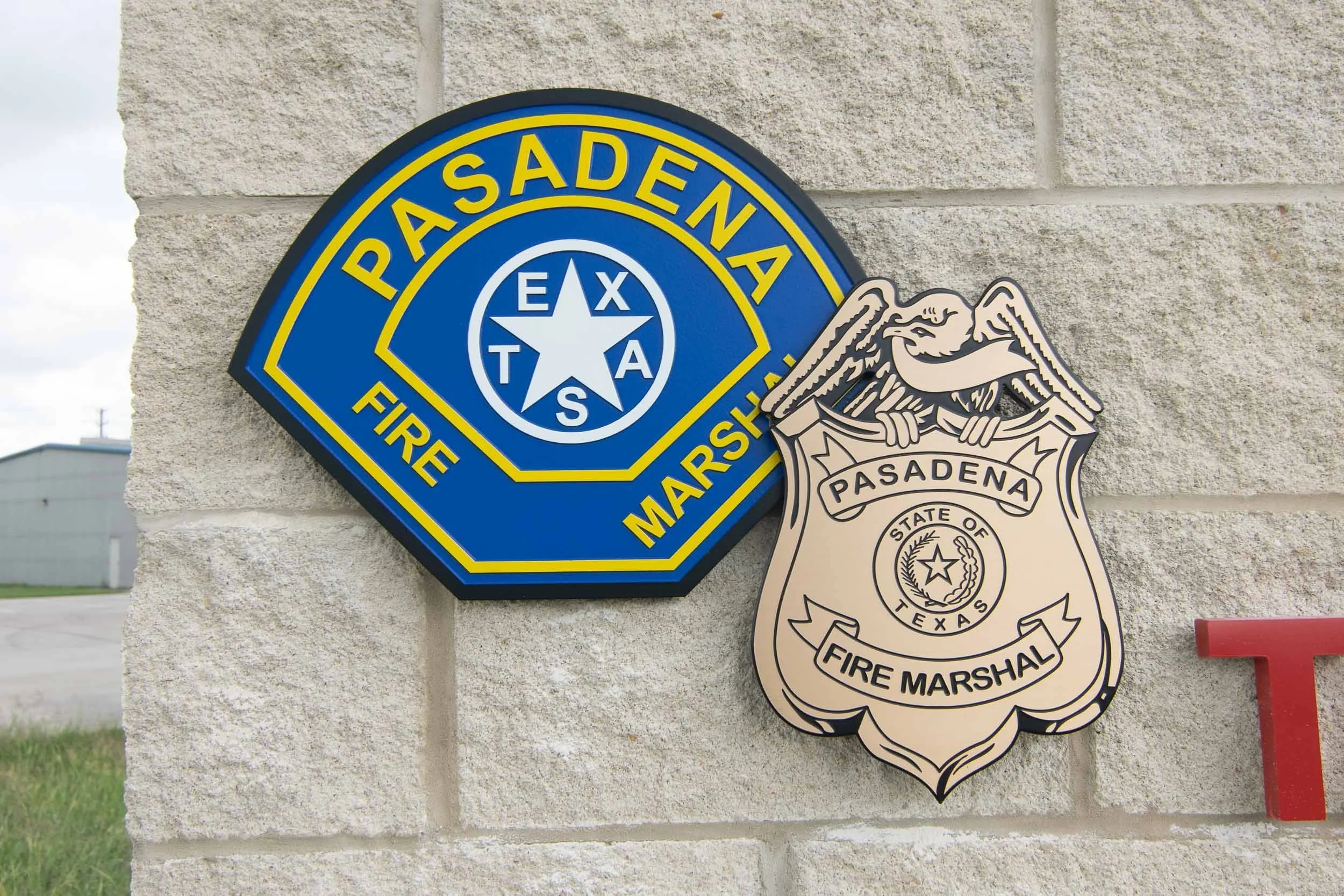 Cast vs. Etched Plaques: Durability, Design, and Eco-Friendly Materials Compared