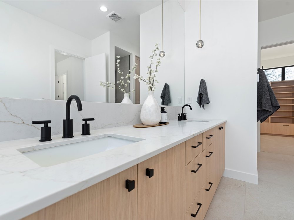 Eagle, Idaho - Eco Builders Modern bathroom with dual sinks and marble countertop