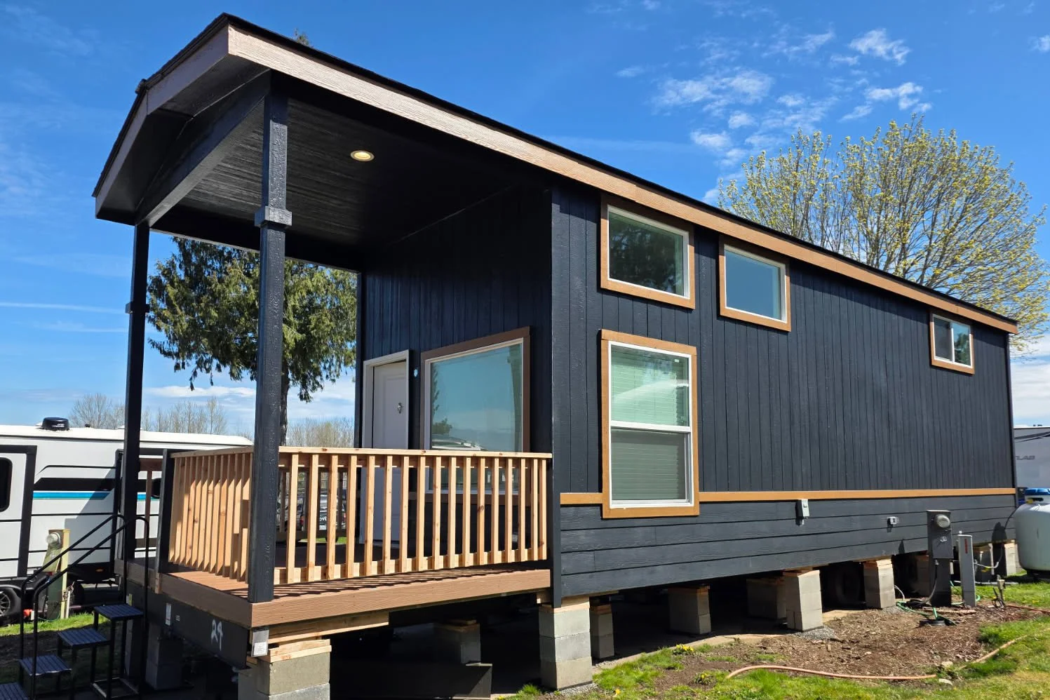 Alder with Black of Night exterior and Jute Brown trim