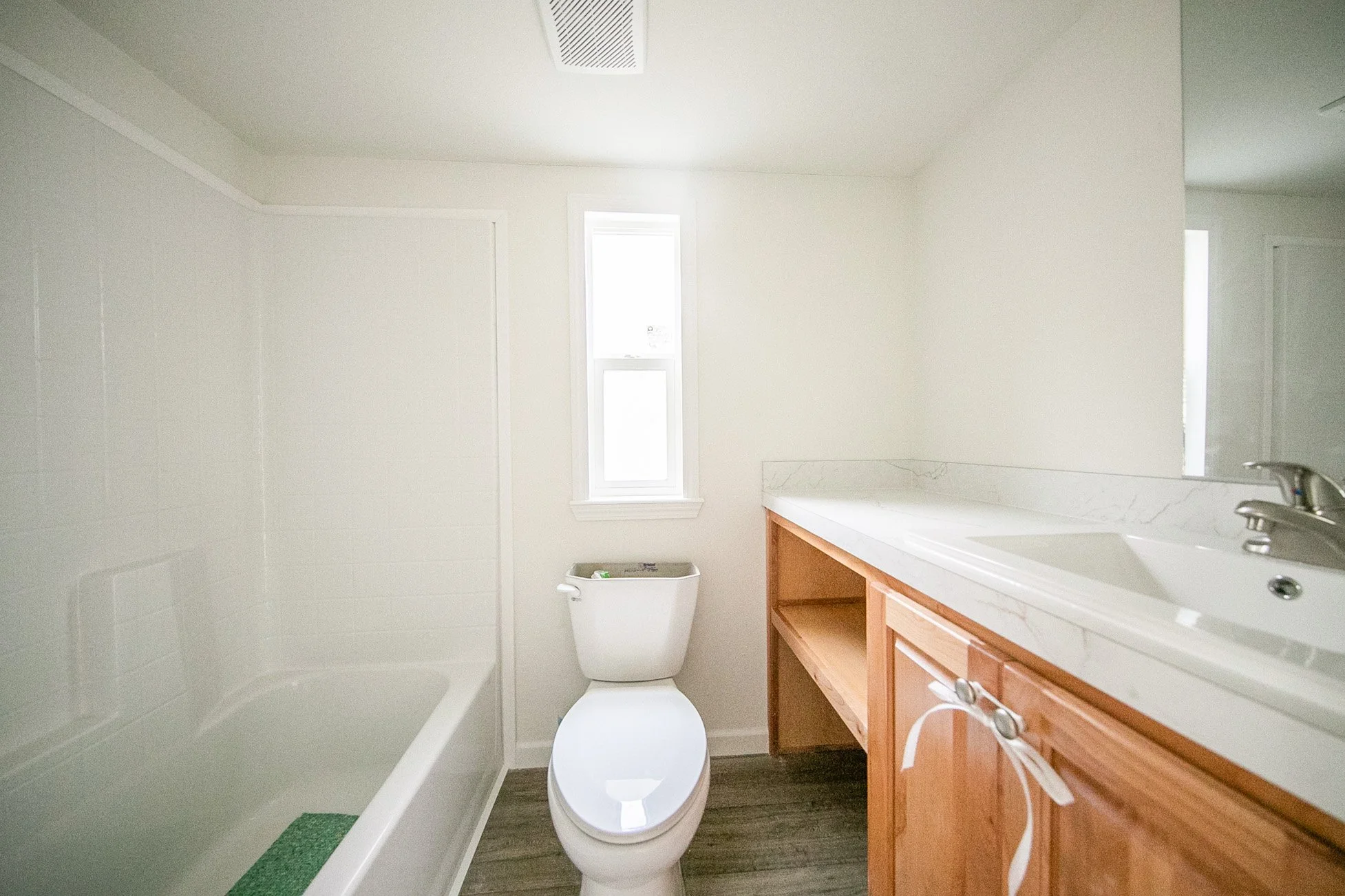 Bathroom (toilet tank lid separate due to transport)