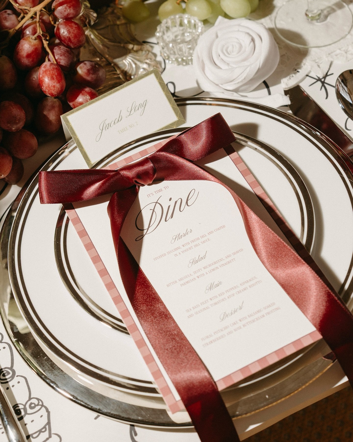 Flash magic captured by the one and only @valerielindseyphotography ✨

Planning: @devaephotography 
Venue: @studiosunsetchicago 
Floral: @fleurishatelier 
Cake: @maria.ciuverca 
Cookies: @tspastriesandparties 
Stationery: @rachelwstudio 
Doodle Table