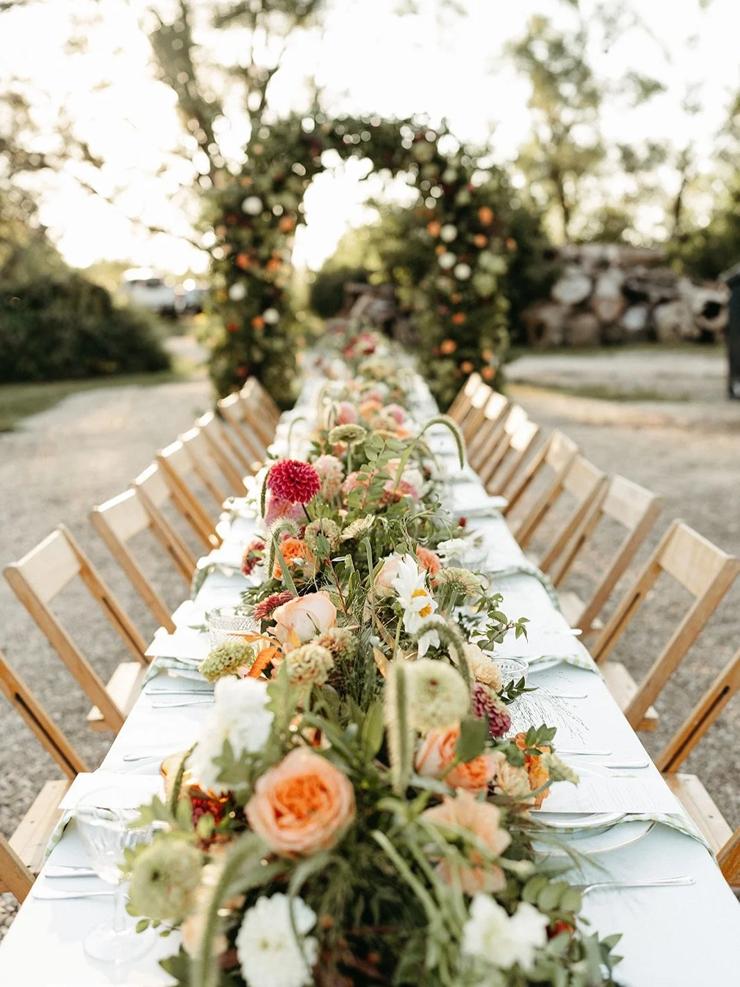 Welcome to the &ldquo;ber months.&rdquo; 🍁🍂
My absolute favorite time of year and the perfect excuse to keep sharing this enchanting September evening! 

Photography: @everly.collective 
Flowers: @farmdog_flowers and @meadowayflowers 
Artist: @kase