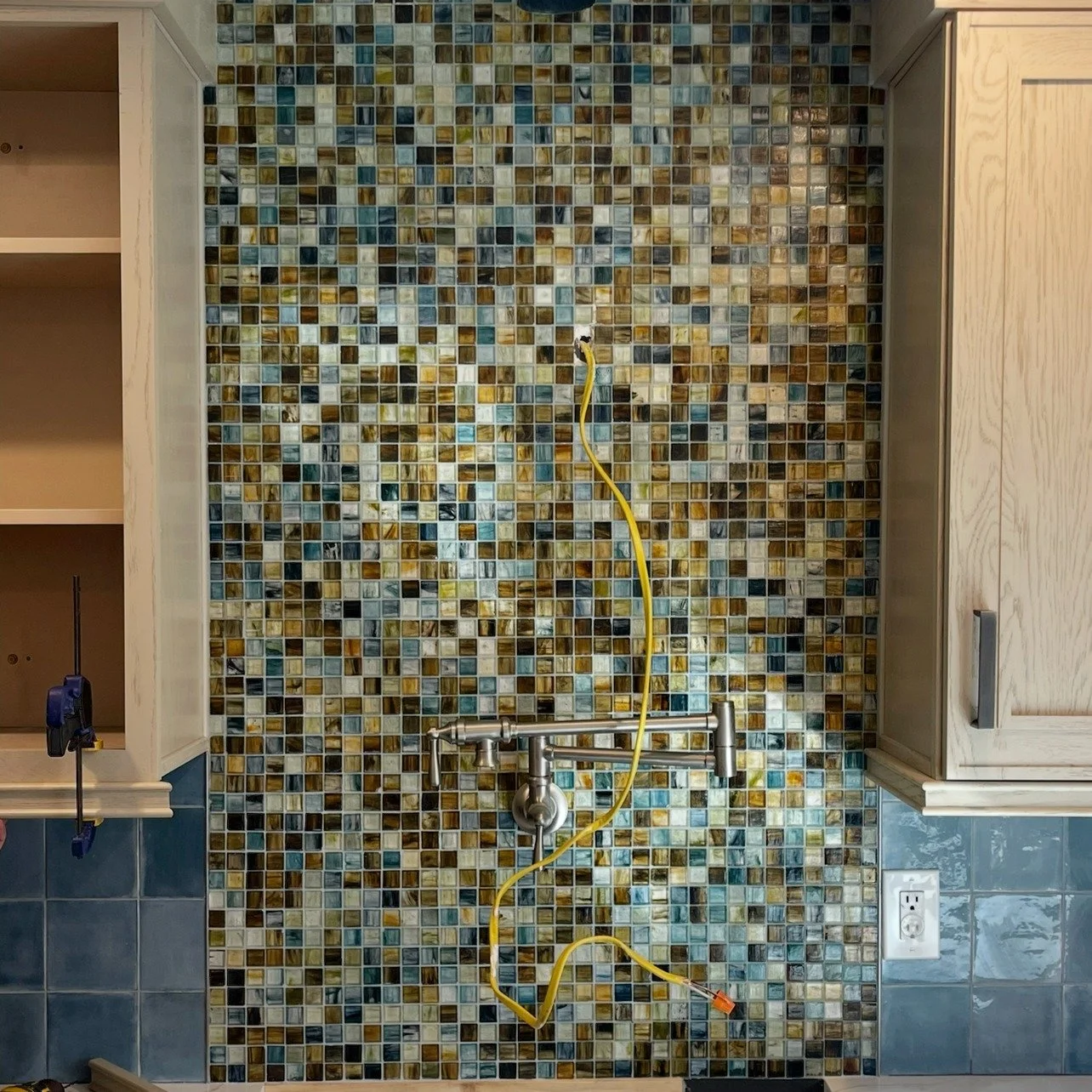 Glass Tile Accent Wall

#bathroomtiles #bathroomdesign #interiordesign #tiles #bathroom #bathroomdecor #bathroomremodel #bathroominspo #bathroomrenovation #walltiles #floortiles #bathroomideas #bathroominspiration #tiledesign #bathroomgoals #homedeco