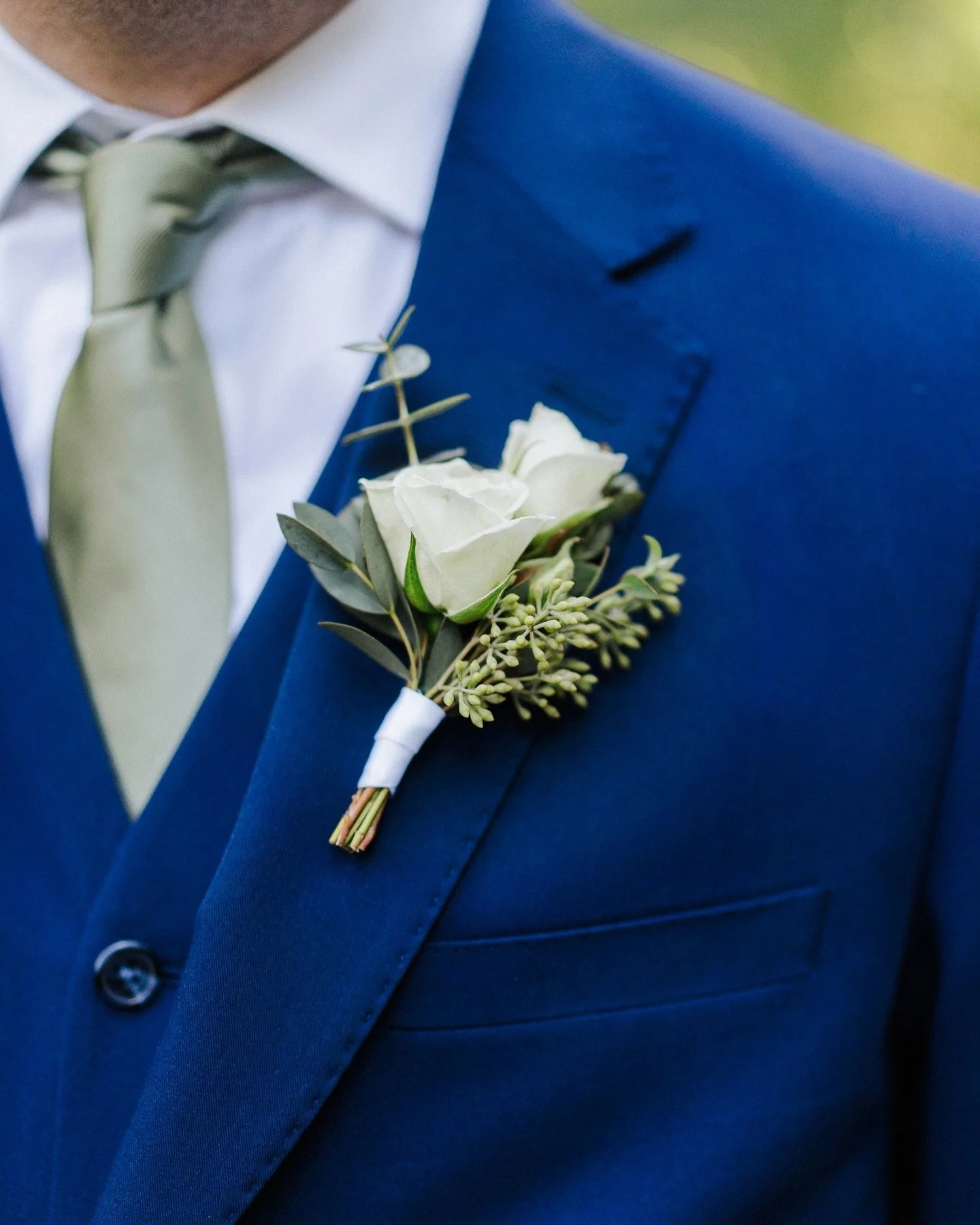 Guys need flowers too! 🌸

#boutonnieres #diyweddingflowers #whiterose #weddingflorist #floralstylist #phillyweddings #paflorist #phillysuburbs #phillyvendor