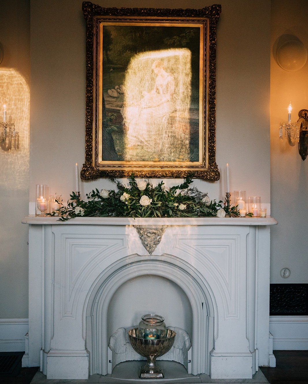 Golden light, greenery, and a touch of old-world charm ✨
Simple details that turn a space into a story.

 #phillyflorist #floraldesign #floristacademy  #floristlife #floraldesigners #flowertips ##phillywedding  #floraldesigns #flowerschool #flowercar