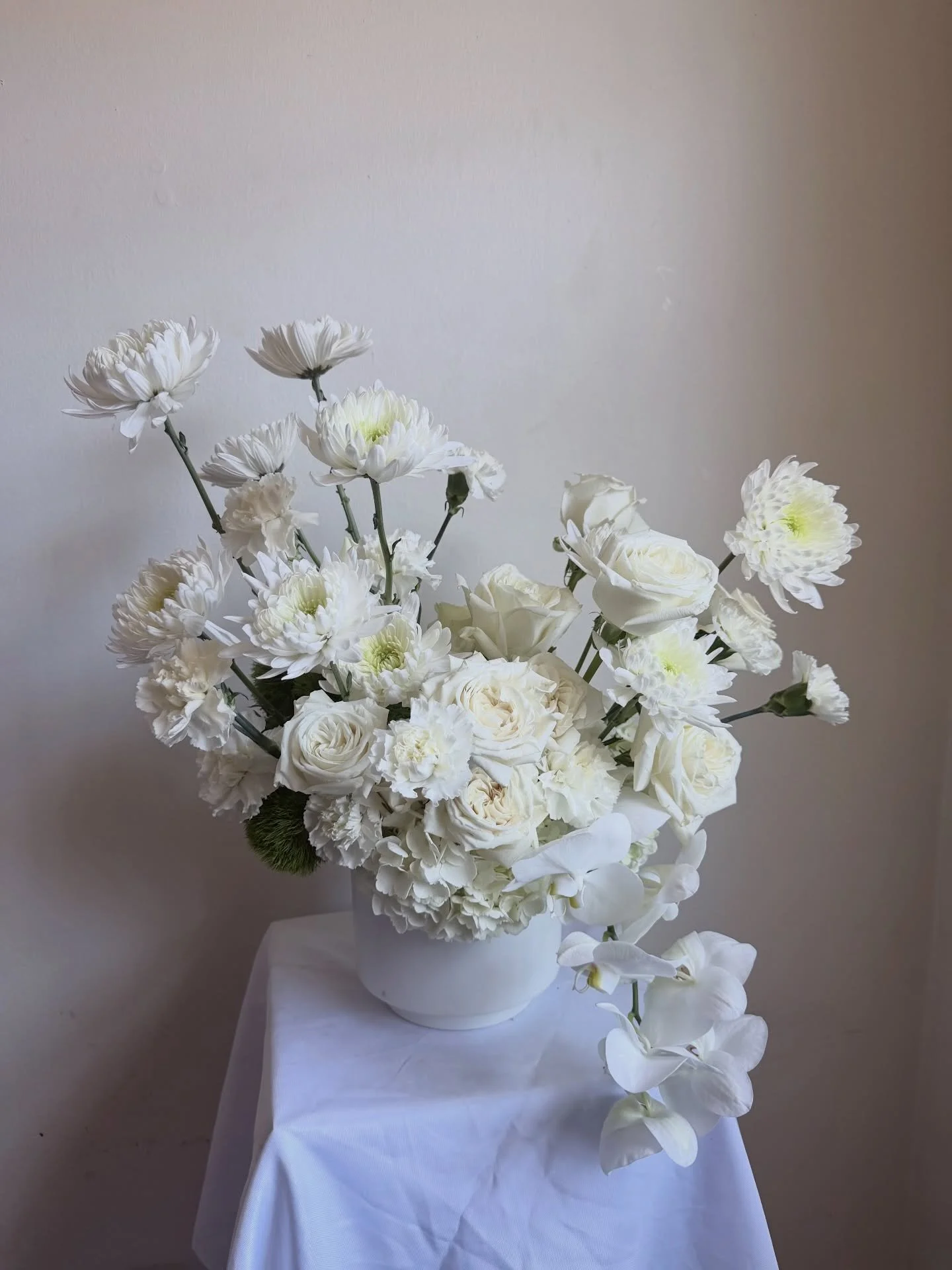 Flower arrangement I made today 🌸

Loving this soft neutral palette 🤍

#phillyflorists #paflorist #luxuryfloristphiladelphia #whiteflower 
Philly florist, luxury florist Philly, Hotel florist, corporate florist