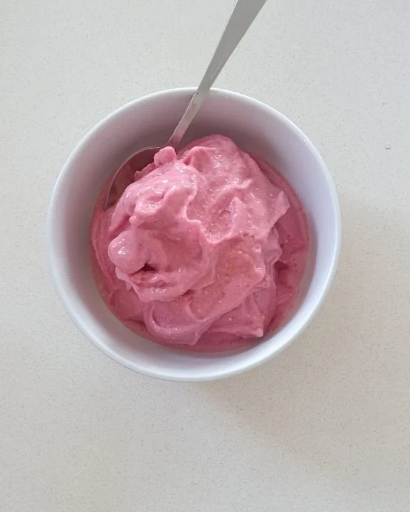 I inadvertantly made a new version of banana ice cream, this one is so creamy and sweet and super simple 😋

- Oats
- Frozen banana pieces
- Frozen raspberries
- Water (or plant based milk of choice)