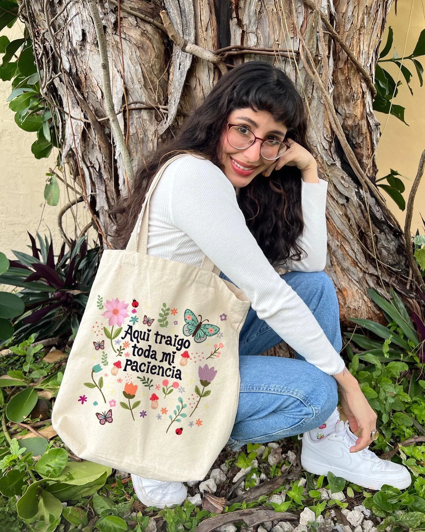 Porque ser mamá significa llevar amor y paciencia a donde sea, aunque a veces no se note tanto 💐
Estoy súper emocionada de contarte sobre mi nuevo proyecto: ¡Estoy lanzando mi propia línea de productos hechos con mucho am