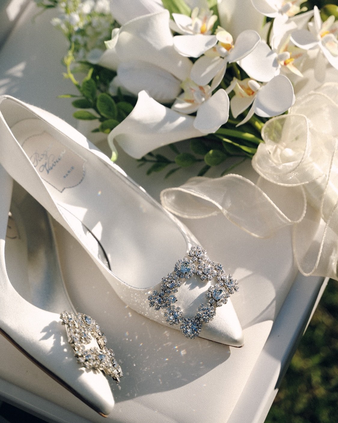 Mrs Chow&rsquo;s @chiangel1110 wedding details ✨
.
An elegant pair from @rogervivier 
.
.
#weddingdetails #karenliuphoto #karenliuphotography #weddingshoesideas