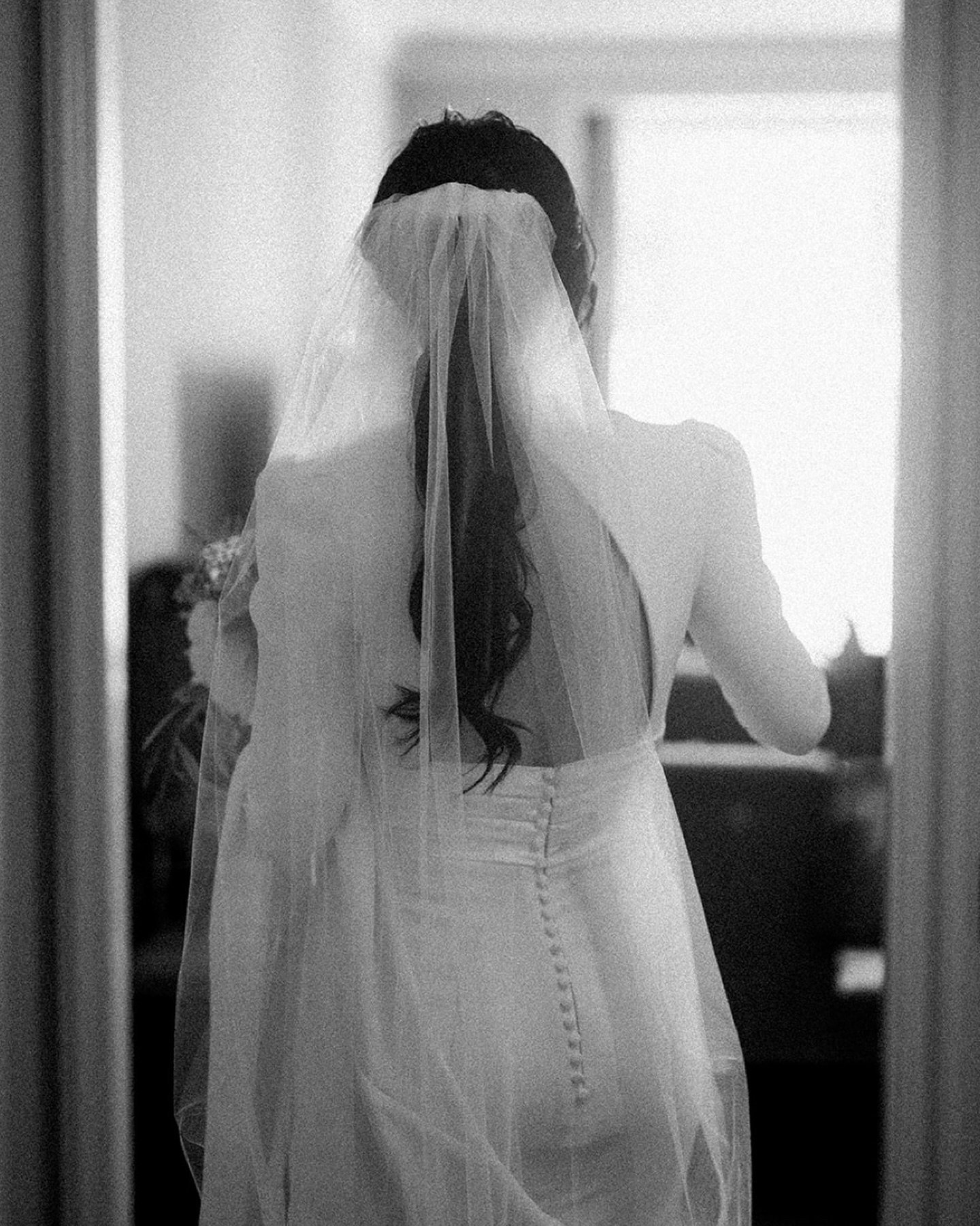 The DETAILS. ✨Saufung &amp; Jeremy&rsquo;s wedding.
.
.
HMUA @cathylau.makeup 
Prep Venue @shangrilasydney 
Wedding dress @pronovias 
.
.
#karenliuphoto #karenliuphotography #sydneywedding #sydneyweddingphotographer #shangrilasydney #weddingpreparati