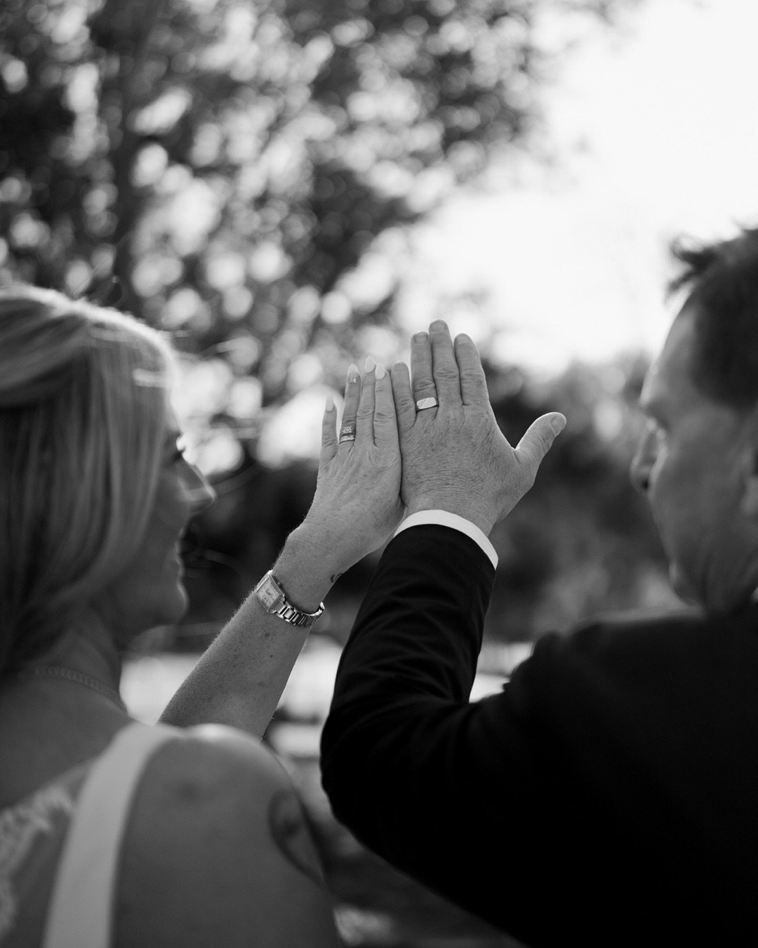 I feel like I was watching a movie, casting by 
Helen + David 🥂
.
Here are some highlights from their big day, I really adore the classic chic. 😌🖤🤍
.
.
Venue @lakeside.restaurant.penrith 
Photo magnets @magneticshots 
.
.
#karenliuphoto #karenliu