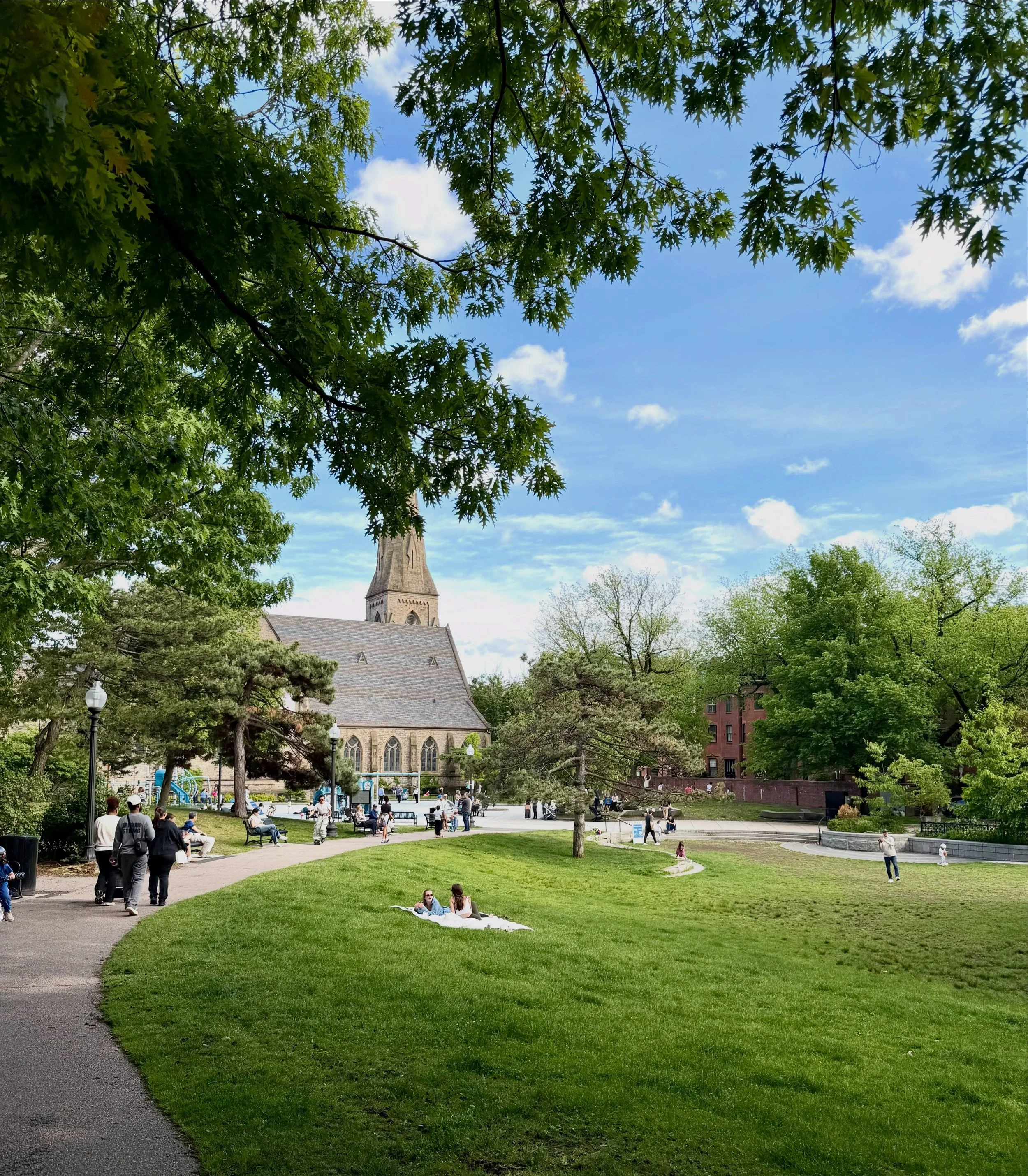 The rain finally cleared and apparently the entire neighborhood had the same idea! The park was packed this afternoon &hellip; plus an unexpected snail race broke out. Swipe to the third slide for the slowest sporting event of the season, snail numbe
