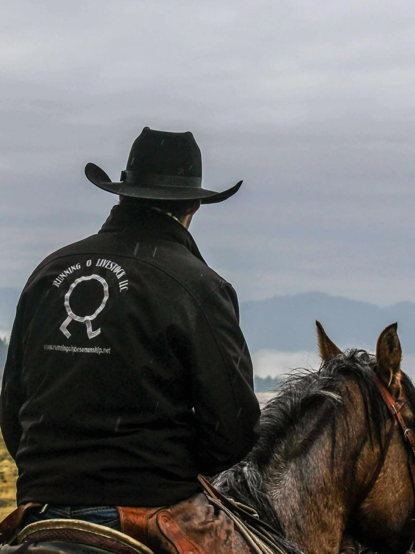 There&rsquo;s a certain kind of cowboy you don&rsquo;t have to introduce&hellip;you just watch him work.
The kind who shows up before the light hits the ridgeline, settles into the saddle like he was born there, and handles every moment with grit, pa