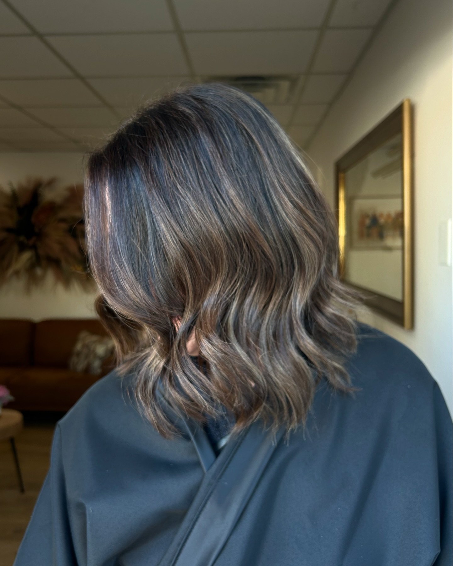 I am LOVING the fall looks this year! Got to give this pretty lady some fall dimension😝💃🏼✨

#fallhair #falldimention #highlights #hairgloss