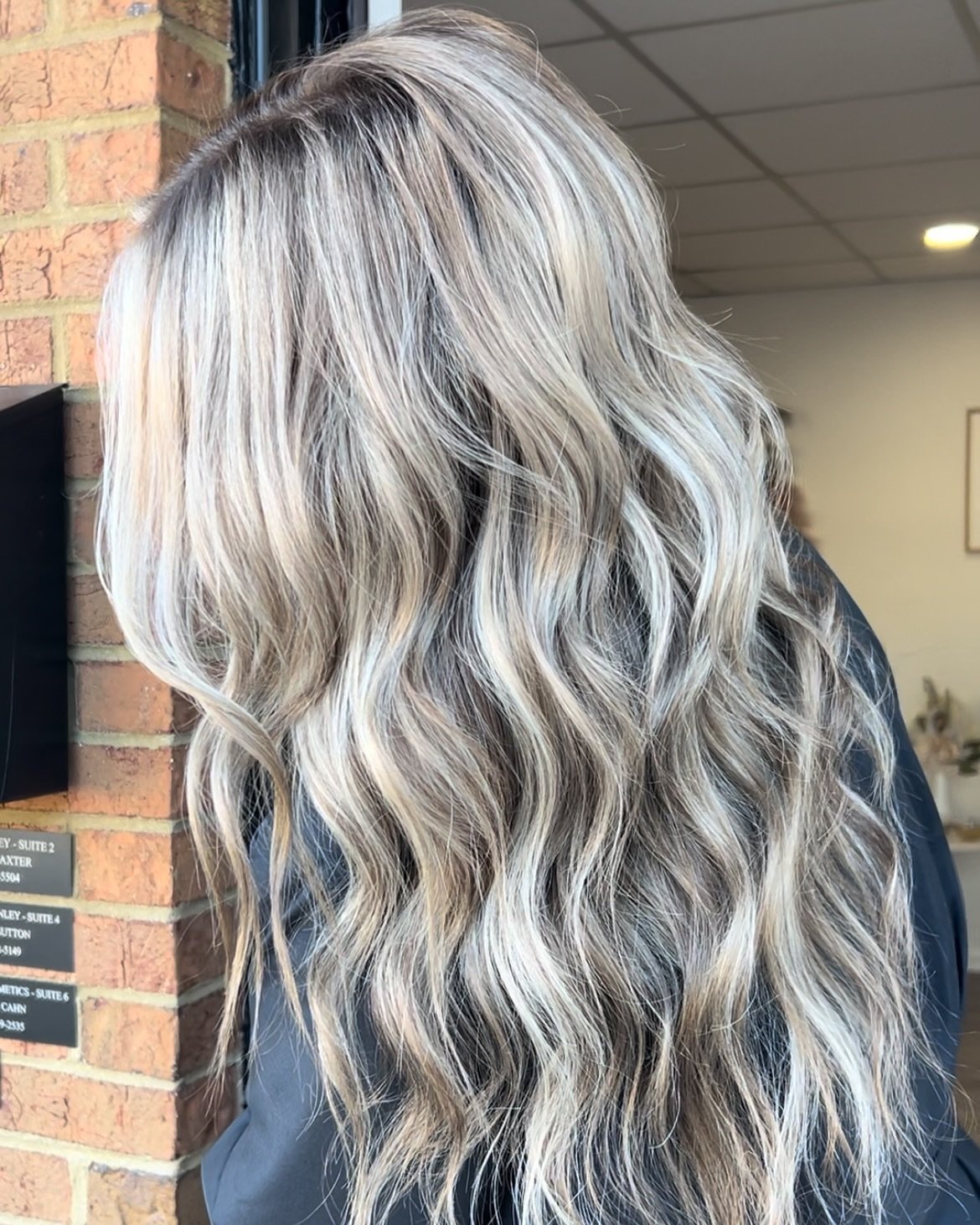 This pretty girl went a little bit darker for the fall👯&zwj;♀️👯&zwj;♀️👯&zwj;♀️ #fallhair #hairgloss #hairstylist #hairsalon #hairtutorial #haireducation #braggnbeauty
