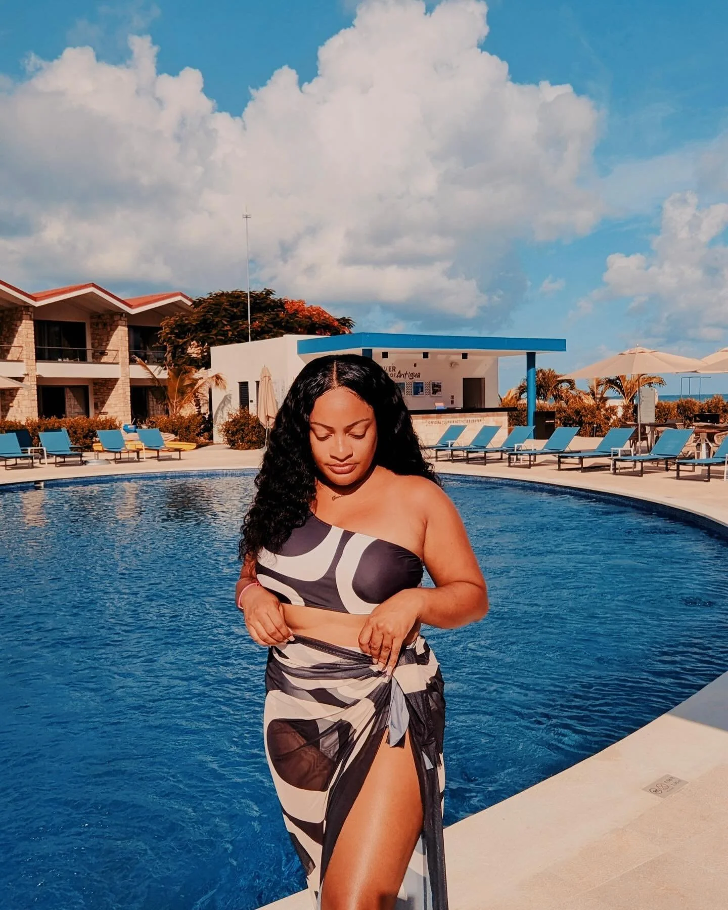 You&rsquo;re alive, but are you living? 🏖️ 🇦🇬 
&bull;
&bull;
&bull;
#clixxtravel #antigua #vacation #country22 #solotraveler #richauntievibes #richauntieenergy #richauntietravels #mixedchicks #dmvhairstylist #dmv #bmore #dc #afrolatina #blackgirlm