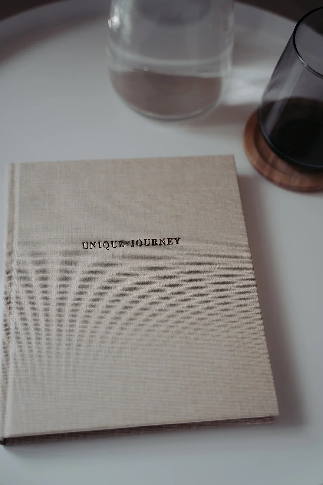 Unique Journey Notizbuch auf einem Tisch.