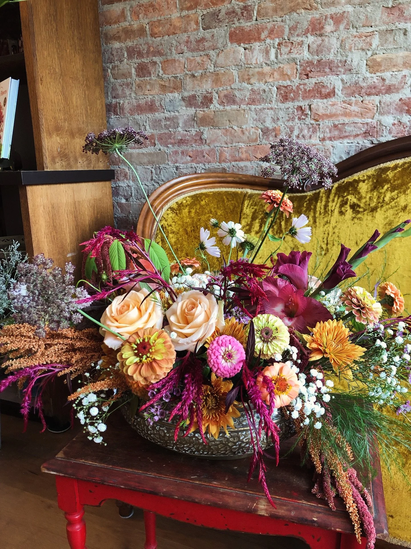 A centerpiece inspired by the beginnings of Autumn 🍁✨

#floraldesign #grownlocal #florist #smallbusinesssupportingsmallbusiness