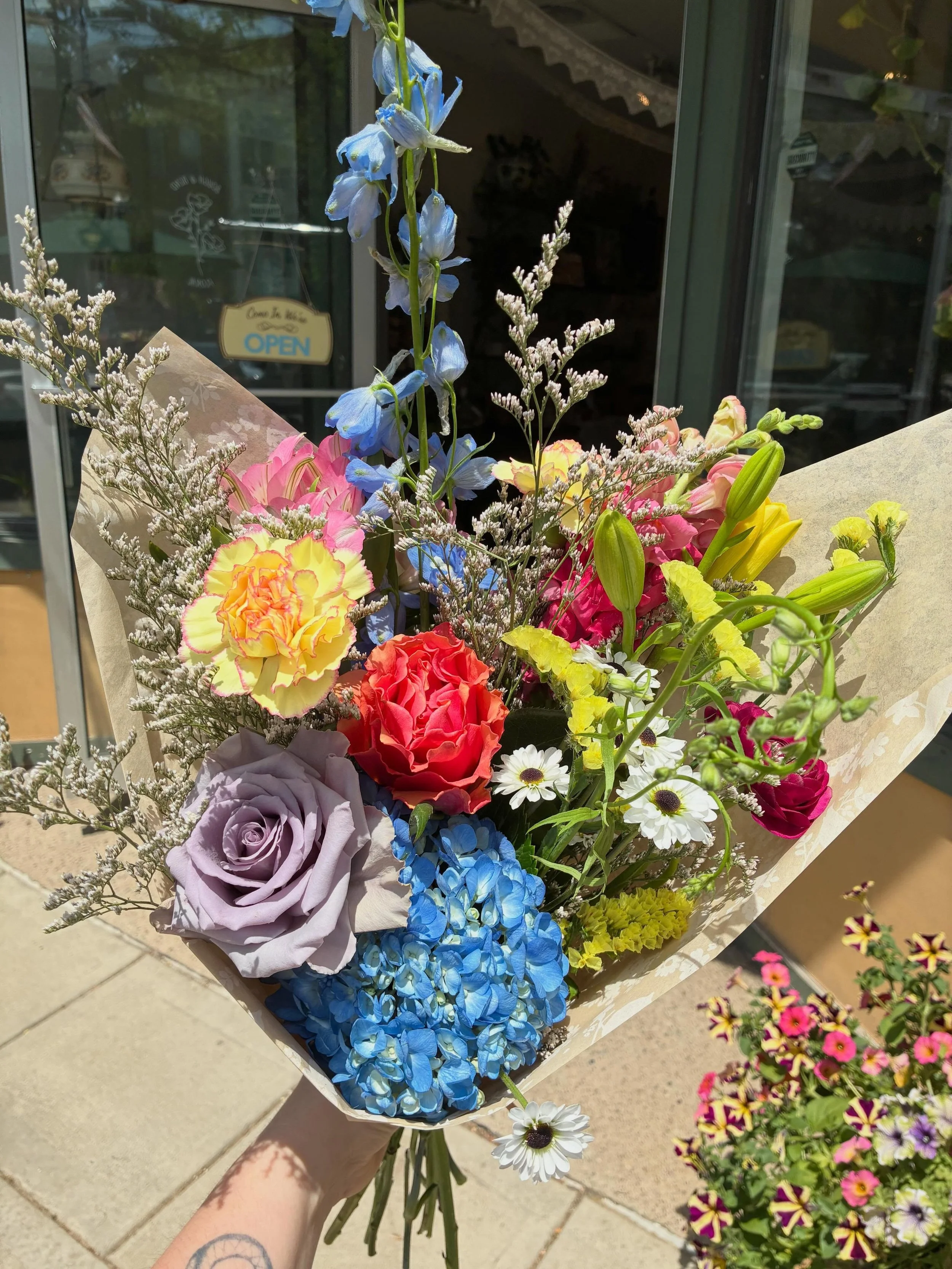 Deluxe wrapped bouquet feeling bright and summery💛💚💙🩷💜

Link in bio to order ✨