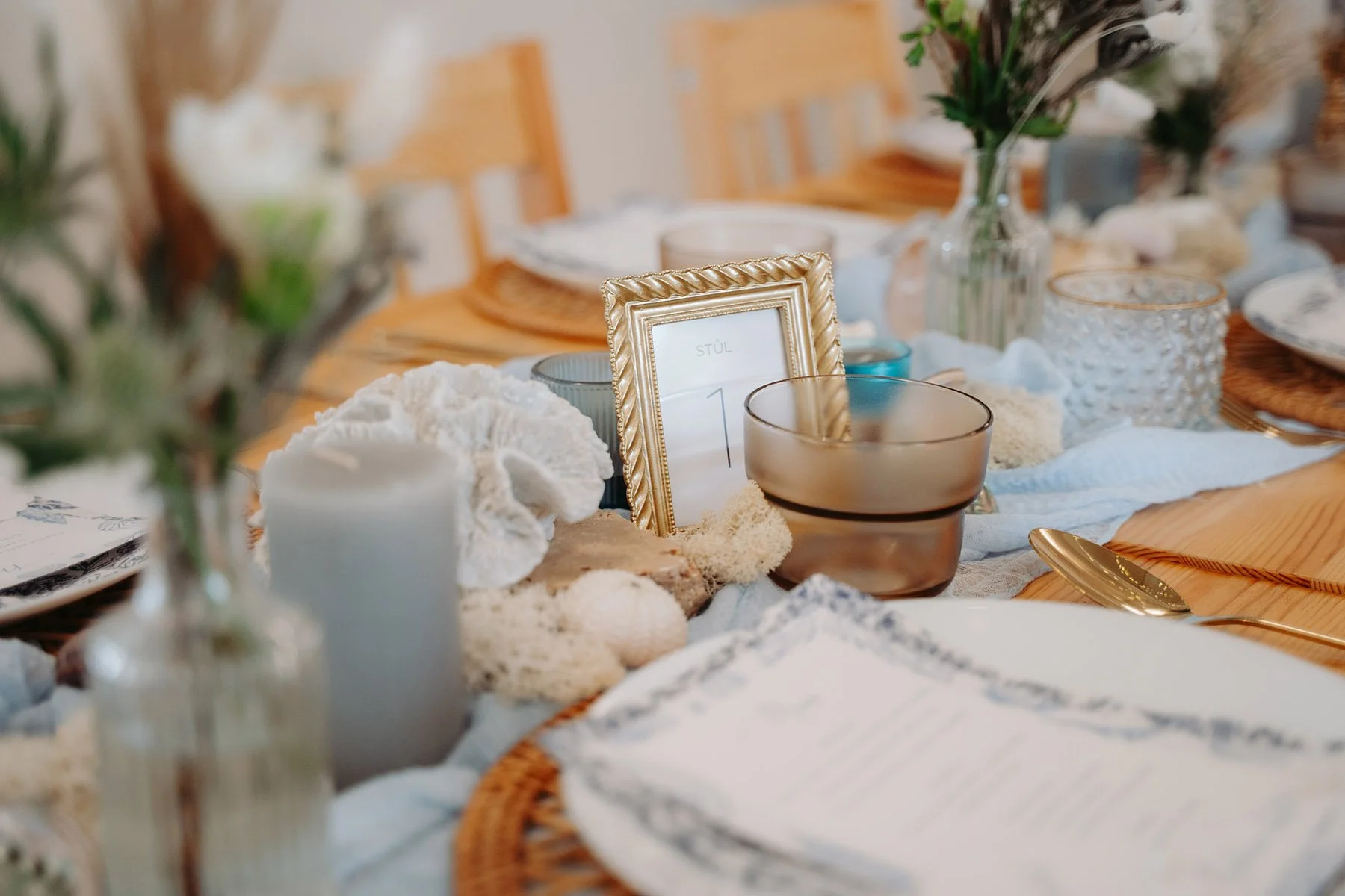 Moderní modrá svatba talíře stůl dort prostírání kytky květiny výzdoba statek venkov design menuu dekorace svatební půjčovna dekorací