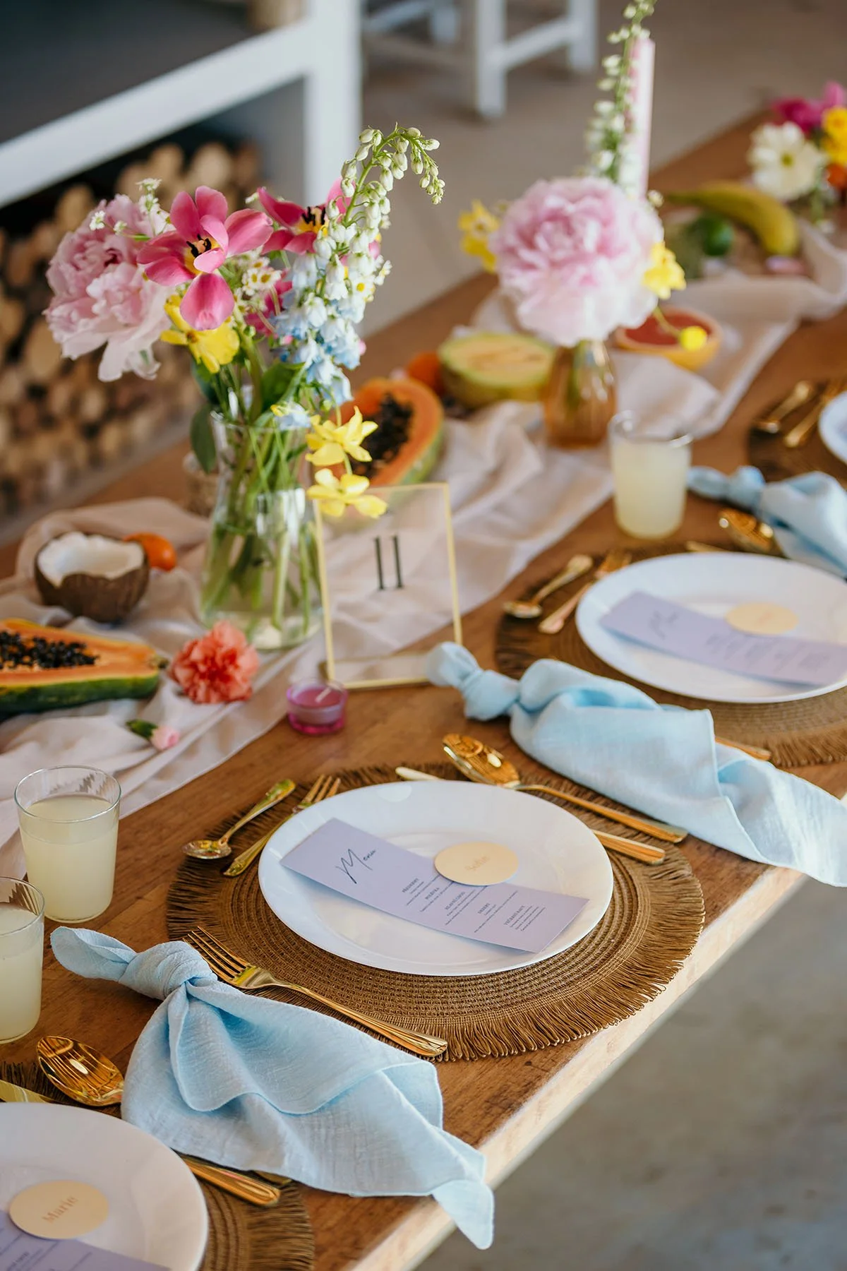 Letní svatební dekorace, chill zona, chillzona, kytky, květiny, zima, venkov, venkovský design menuu dekorace svatební půjčovna dekorací