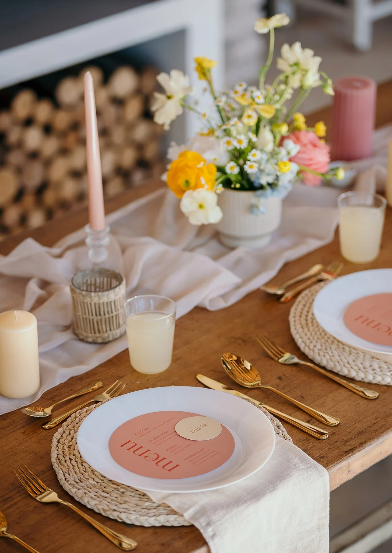 Moderní jarní svatba talíře stůl prostírání kytky květiny výzdoba statek venkov design menuu dekorace svatební půjčovna dekorací