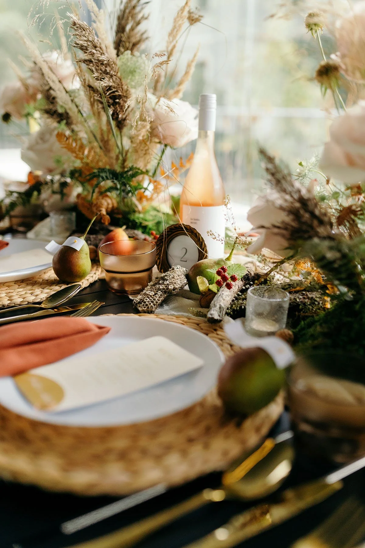 Moderní podzimní svatba, dekorace, prostírání, kytky, květiny výzdoba statek venkov design menuu dekorace svatební půjčovna dekorací