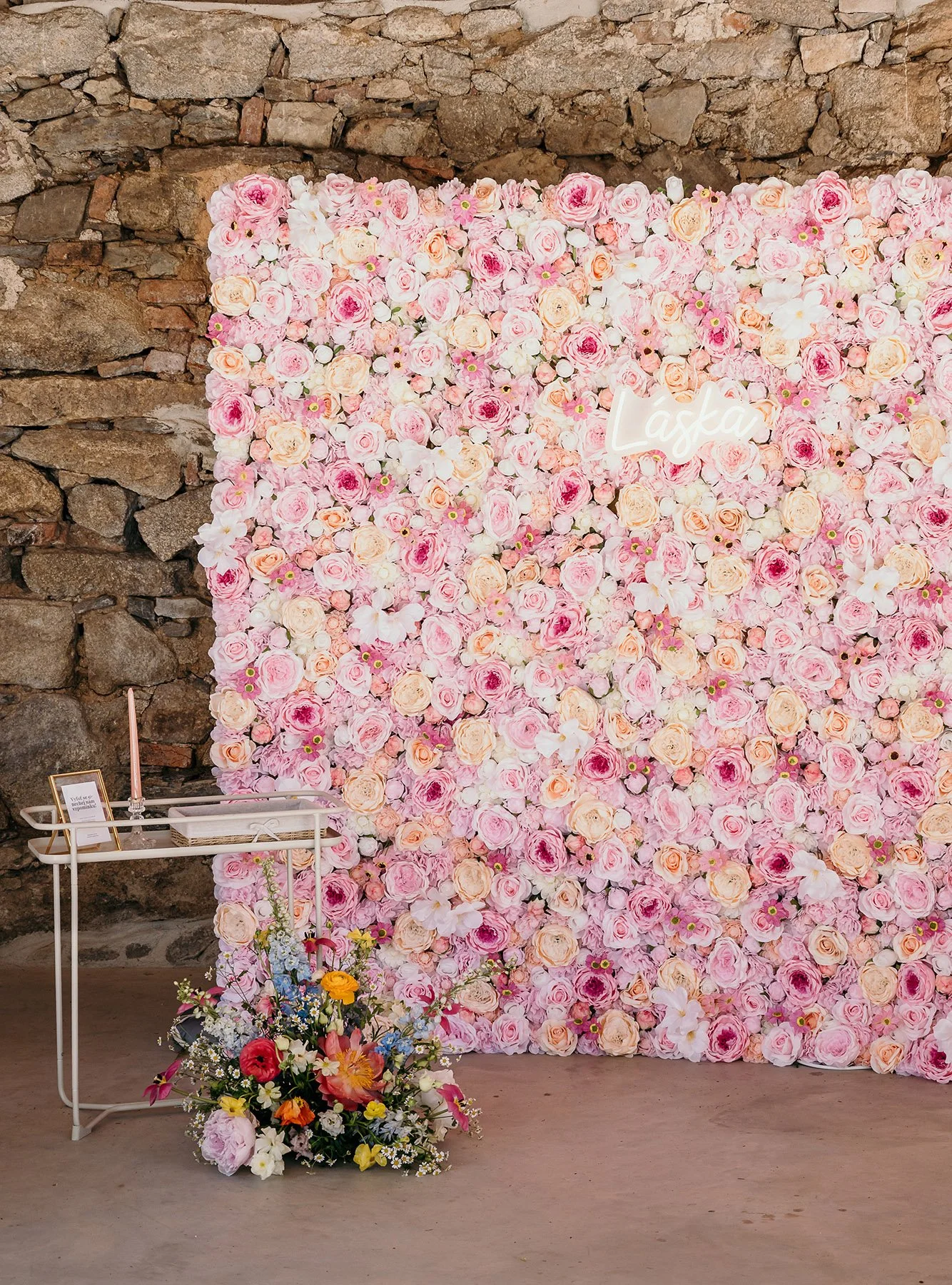 Moderní jarní svatba, jaro, fotostěna, prostírání, kytky, květiny výzdoba statek venkov design menuu dekorace svatební půjčovna dekorací