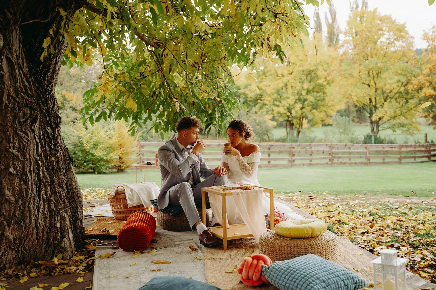 Letní svatební dekorace, chill zona, chillzona, kytky, květiny, zima, venkov, venkovský design menuu dekorace svatební půjčovna dekorací