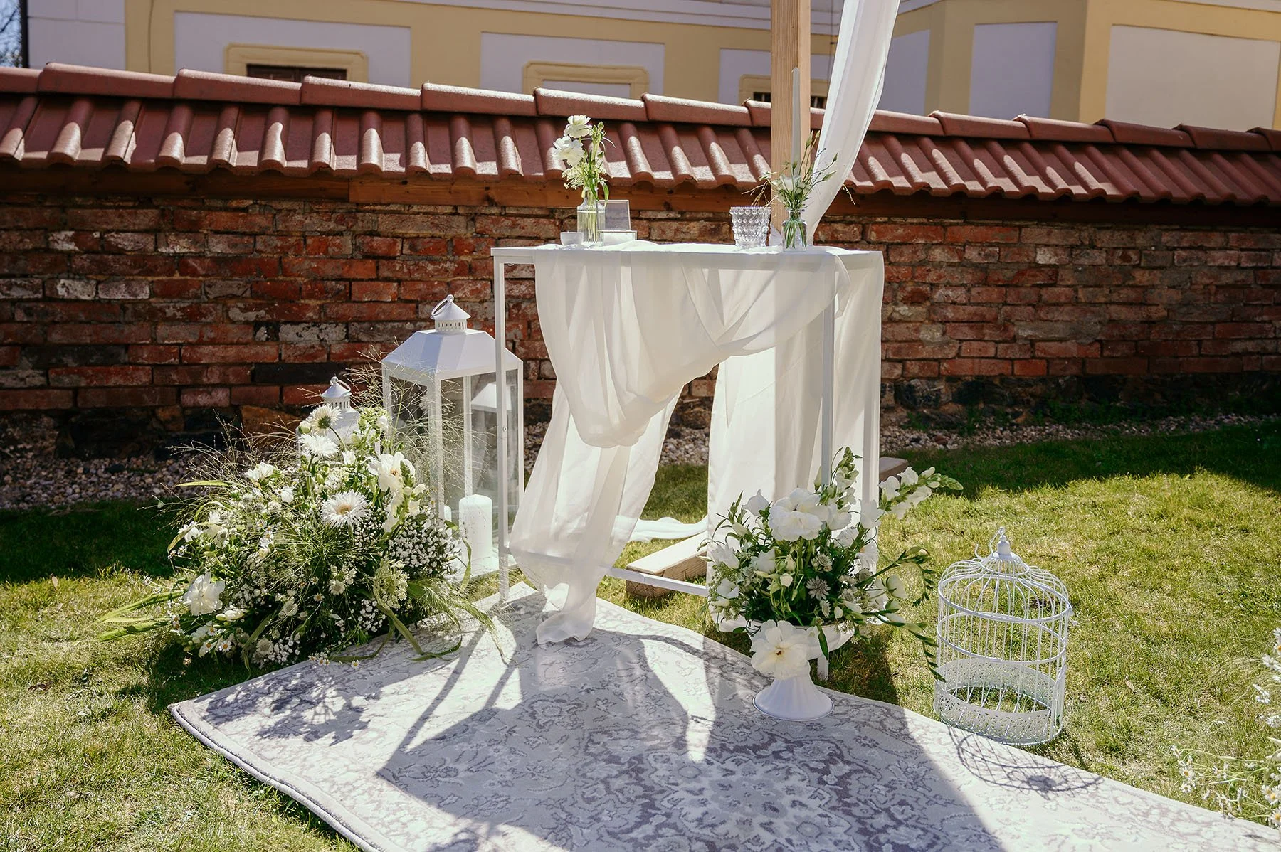 Tradiční svatba, slavobrána, váza kytky květiny, statek, venkov, moderní design menuu dekorace svatební půjčovna dekorací