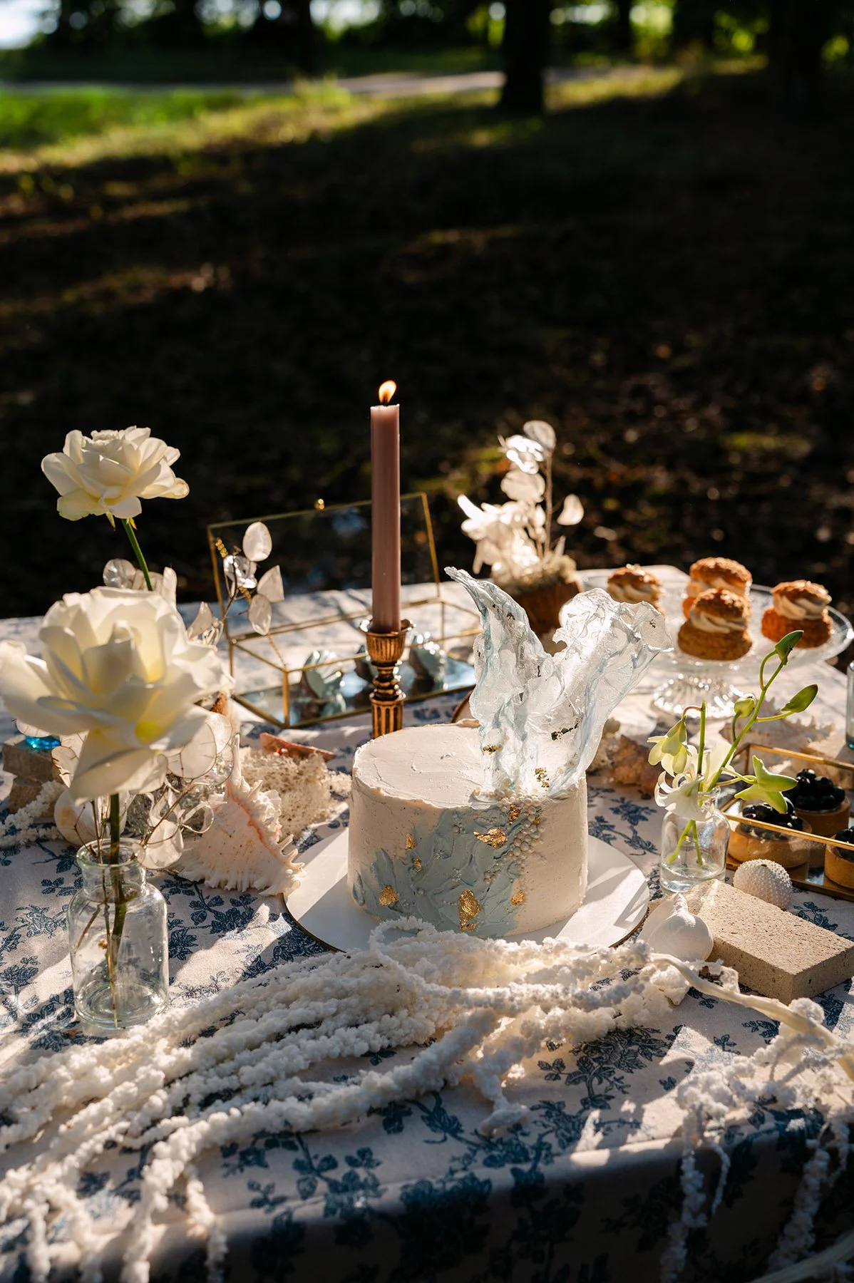 Moderní modrá svatba talíře stůl dort prostírání kytky květiny výzdoba statek venkov design menuu dekorace svatební půjčovna dekorací