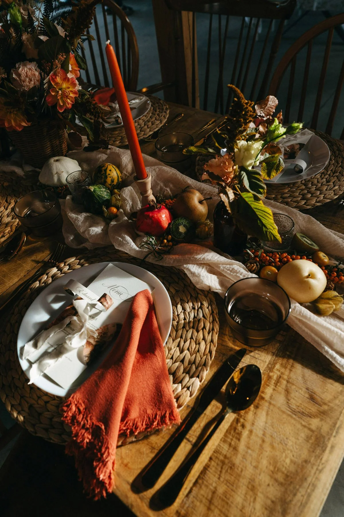 Útulná hřejivá podzimní svatba, dekorace, prostírání, kytky, květiny výzdoba statek venkov design menuu dekorace svatební půjčovna dekorací