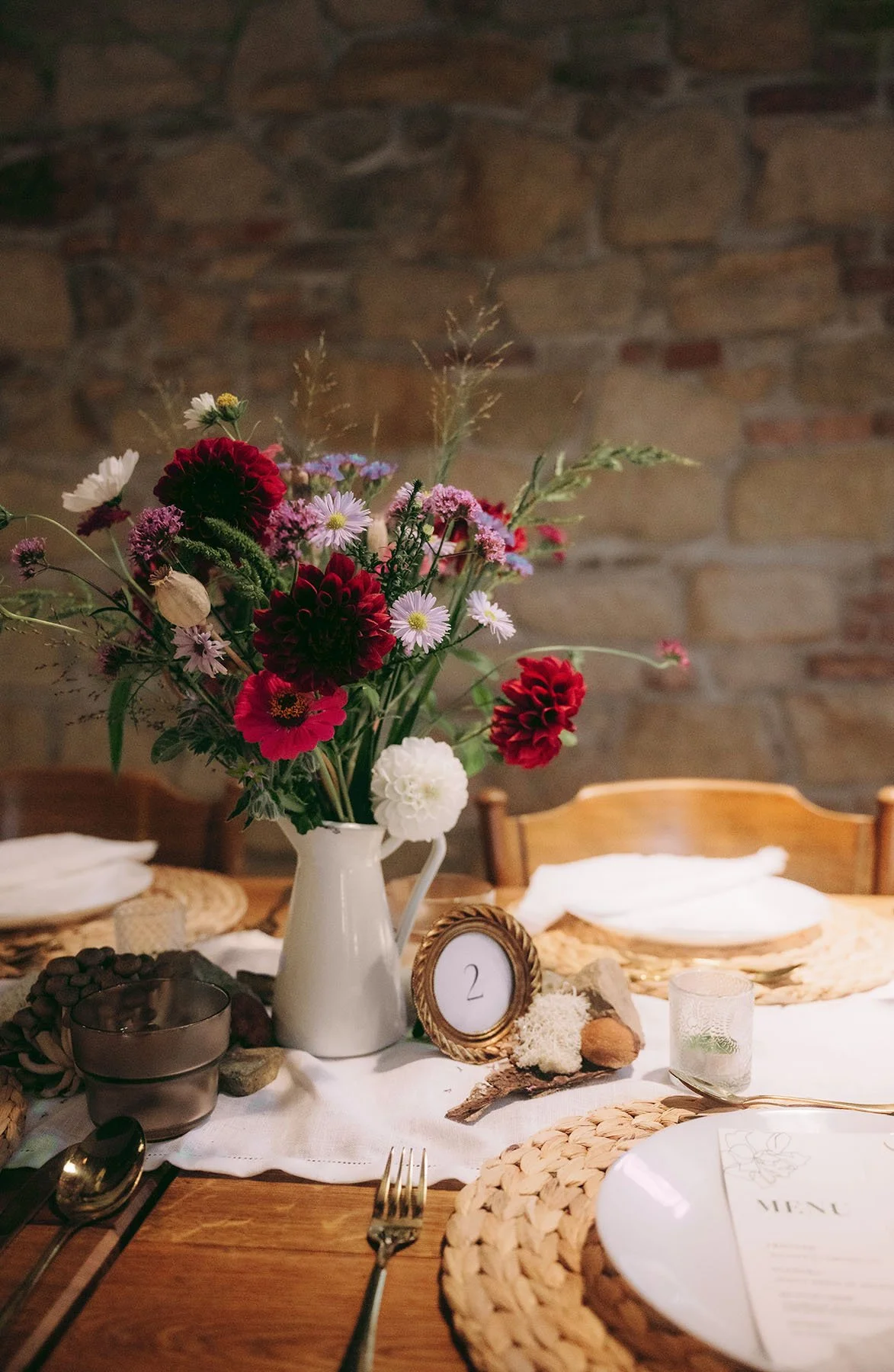 venkovská svatba váza vázy stůl kytky květiny statek venkov design menuu dekorace svatební půjčovna dekorací