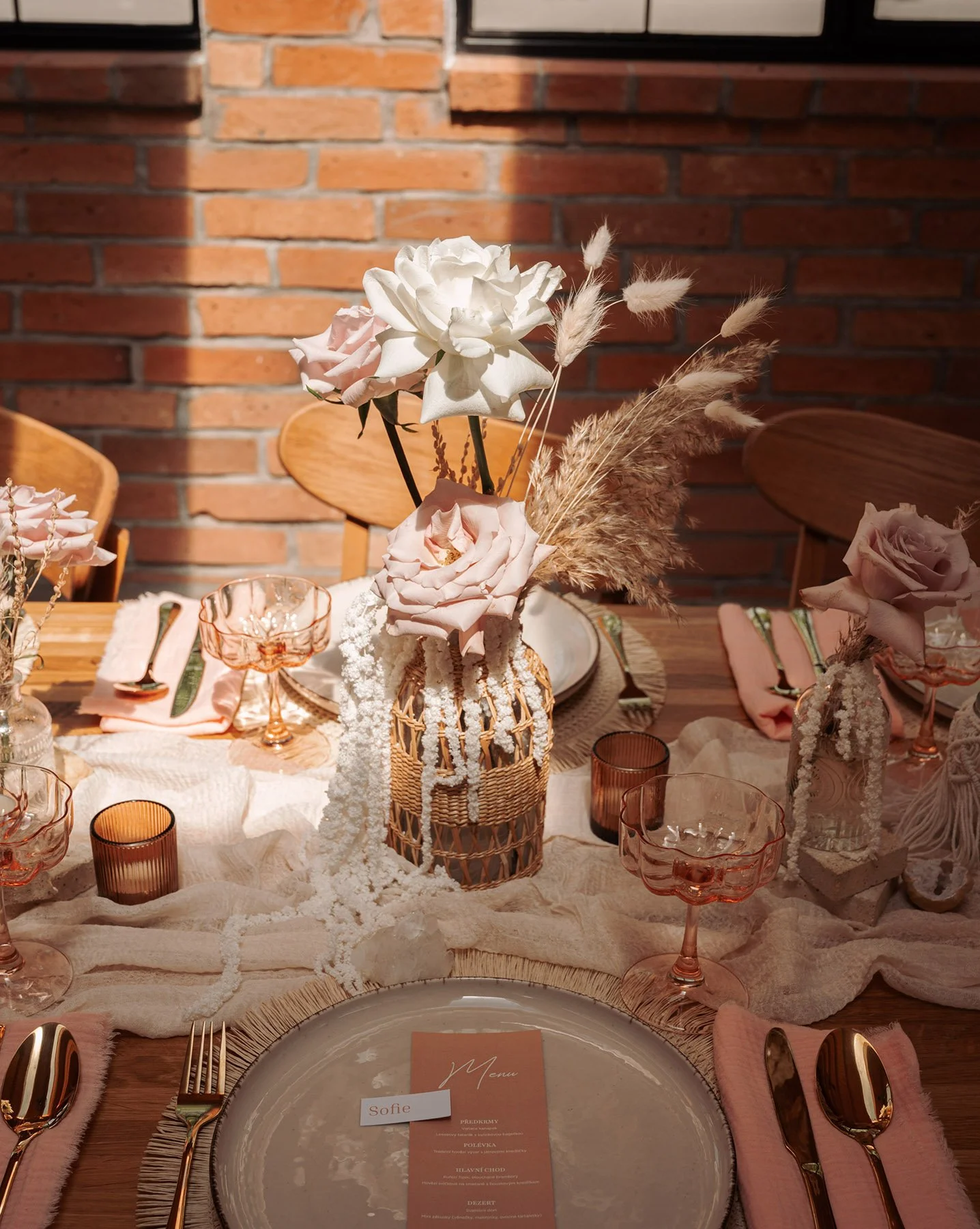 BOHO tradiční moderní venkovská svatba talíře stůl kytky květiny výzdoba statek venkov design menuu dekorace svatební půjčovna dekorací