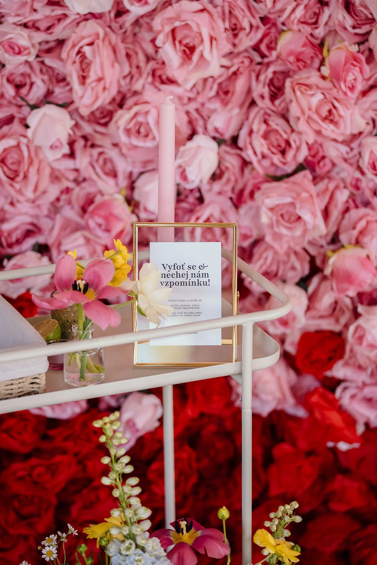 Letní svatba dekorace, fotostěna, chillzona, kytky, květiny, zima, venkov, venkovský design menuu dekorace svatební půjčovna dekorací